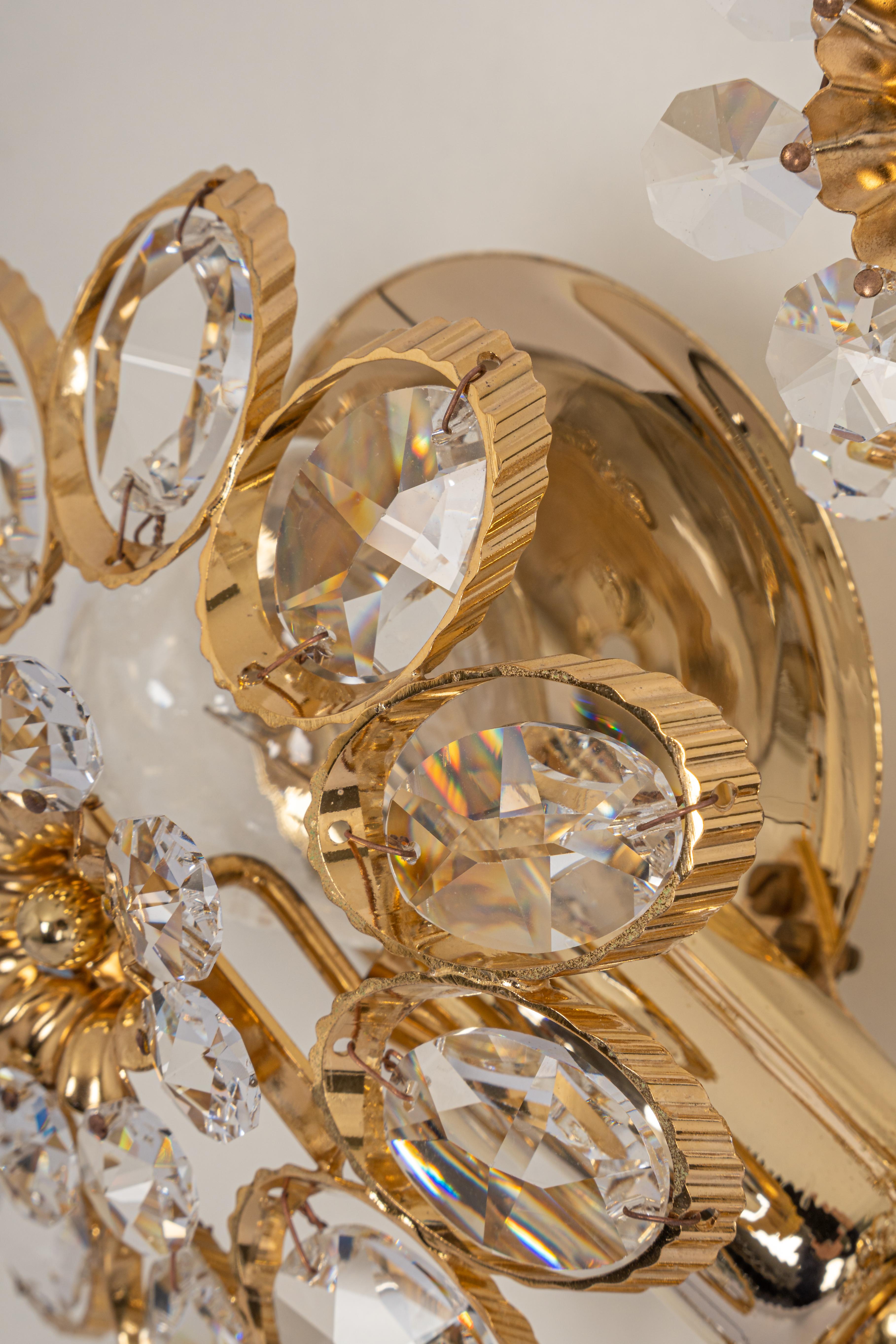 1 of 2 large mid-century gilt brass wall sconce with crystal glasses, made by Palwa, Germany, manufactured, circa 1970-1979.
High quality and in very good condition. Cleaned, well-wired, and ready to use. 

Eah sconce requires 6 x E14 small bulbs