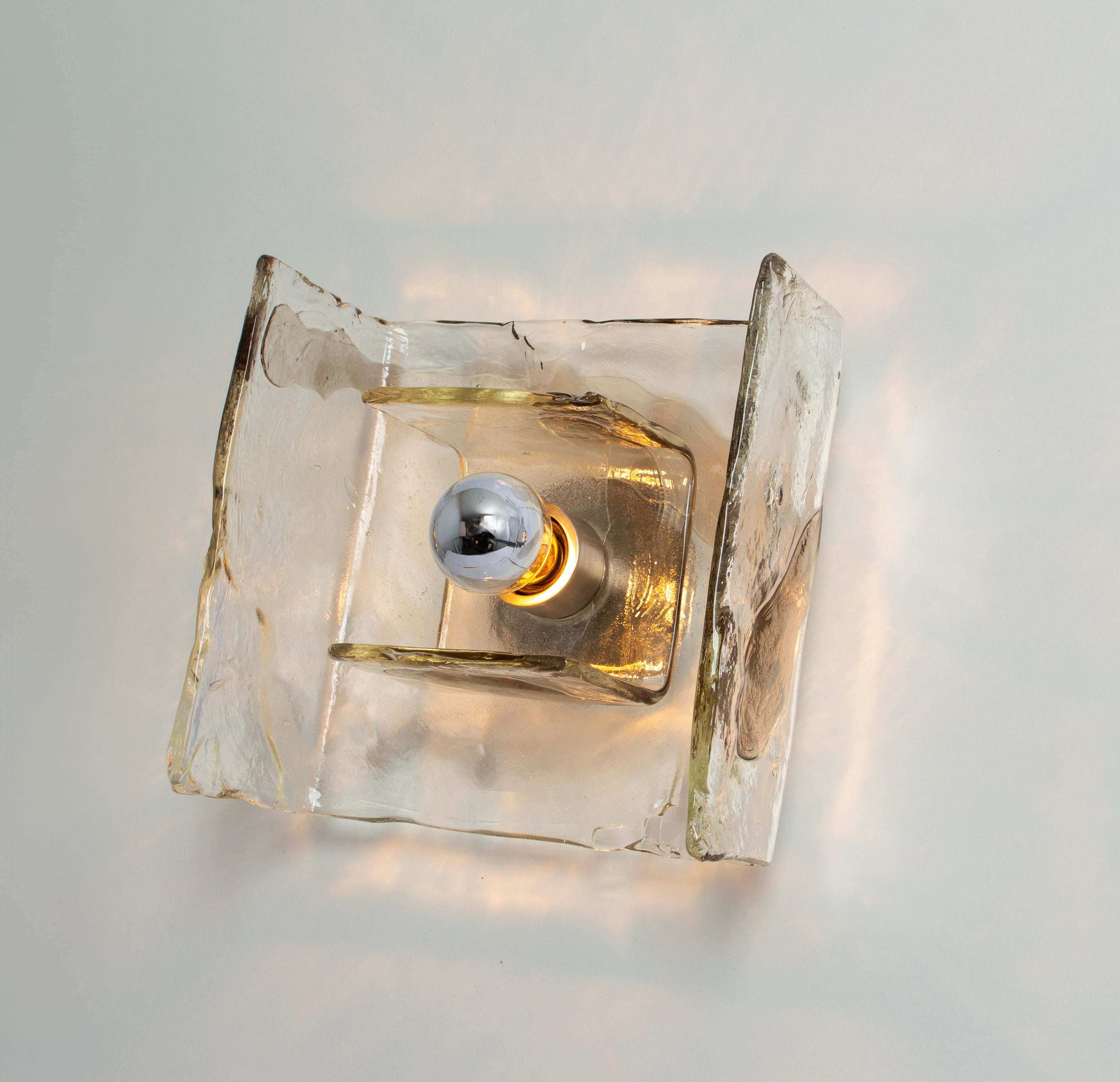 Merveilleuse applique murale du milieu du siècle avec une grande pièce en verre de Murano, conçue par Carlo Nason pour Kalmar, Autriche, fabriquée, vers 1960-1969.

L'applique nécessite 1 ampoule standard E27.
Les ampoules ne sont pas incluses. Il