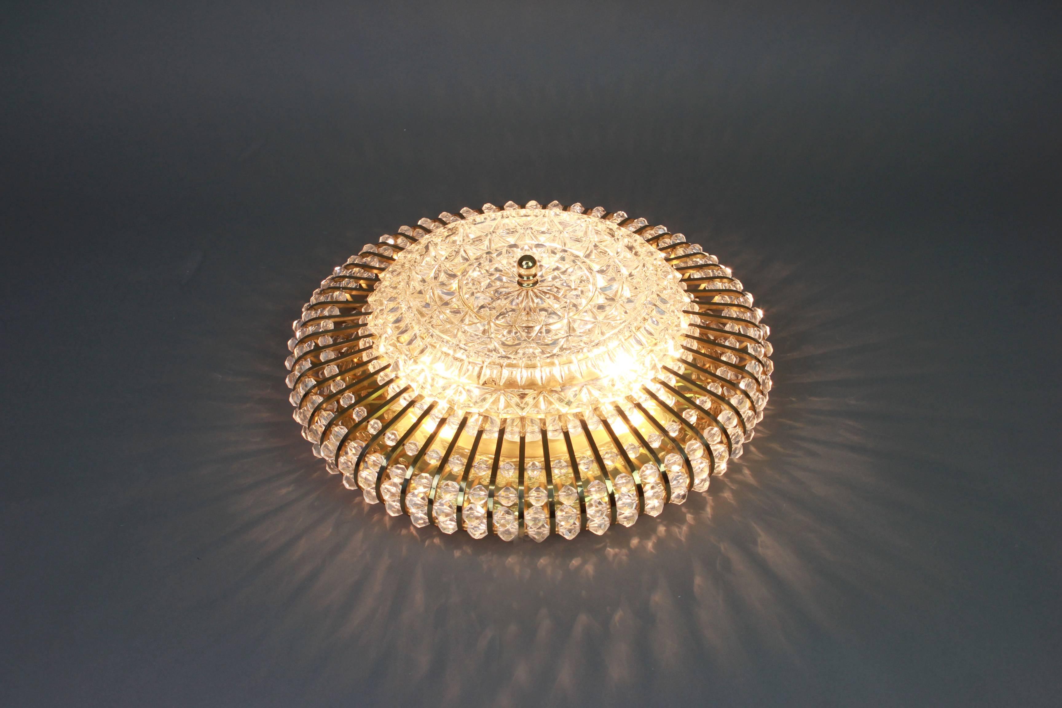 1 of 2 Large Hillebrand Brass Glass and Lucite Bead Wall Lights, Germany, 1960s In Good Condition For Sale In Aachen, NRW