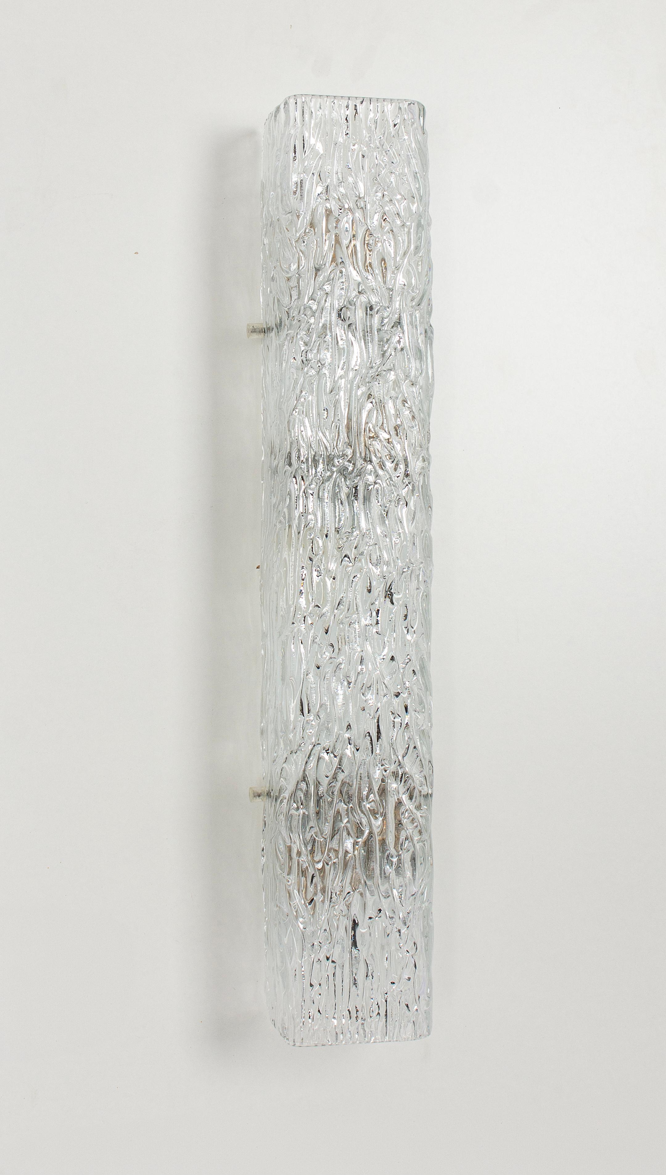 Maravilloso aplique de mediados de siglo con cristal de Murano, fabricado por Kalmar, Alemania, hacia 1960-1969.
Alta calidad y en muy buen estado. Limpio, bien cableado y listo para usar.  

Cada aplique requiere 5 bombillas pequeñas E14 de 40 W