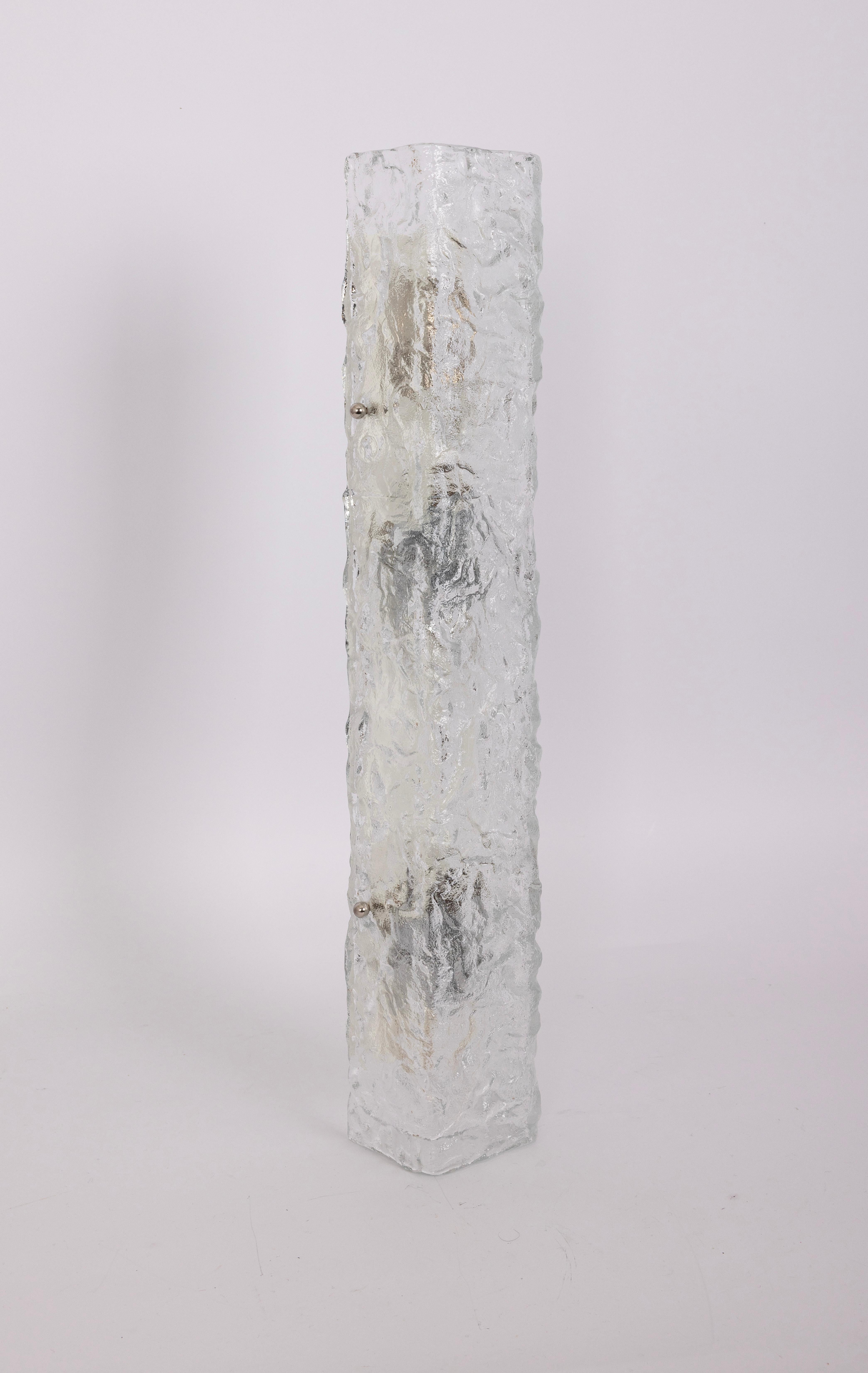 Maravilloso aplique de mediados de siglo con cristal de Murano, fabricado por Kalmar, Alemania, hacia 1960-1969.
Alta calidad y en muy buen estado. Limpio, bien cableado y listo para usar.  

Cada aplique requiere 5 bombillas pequeñas E14 de 40 W