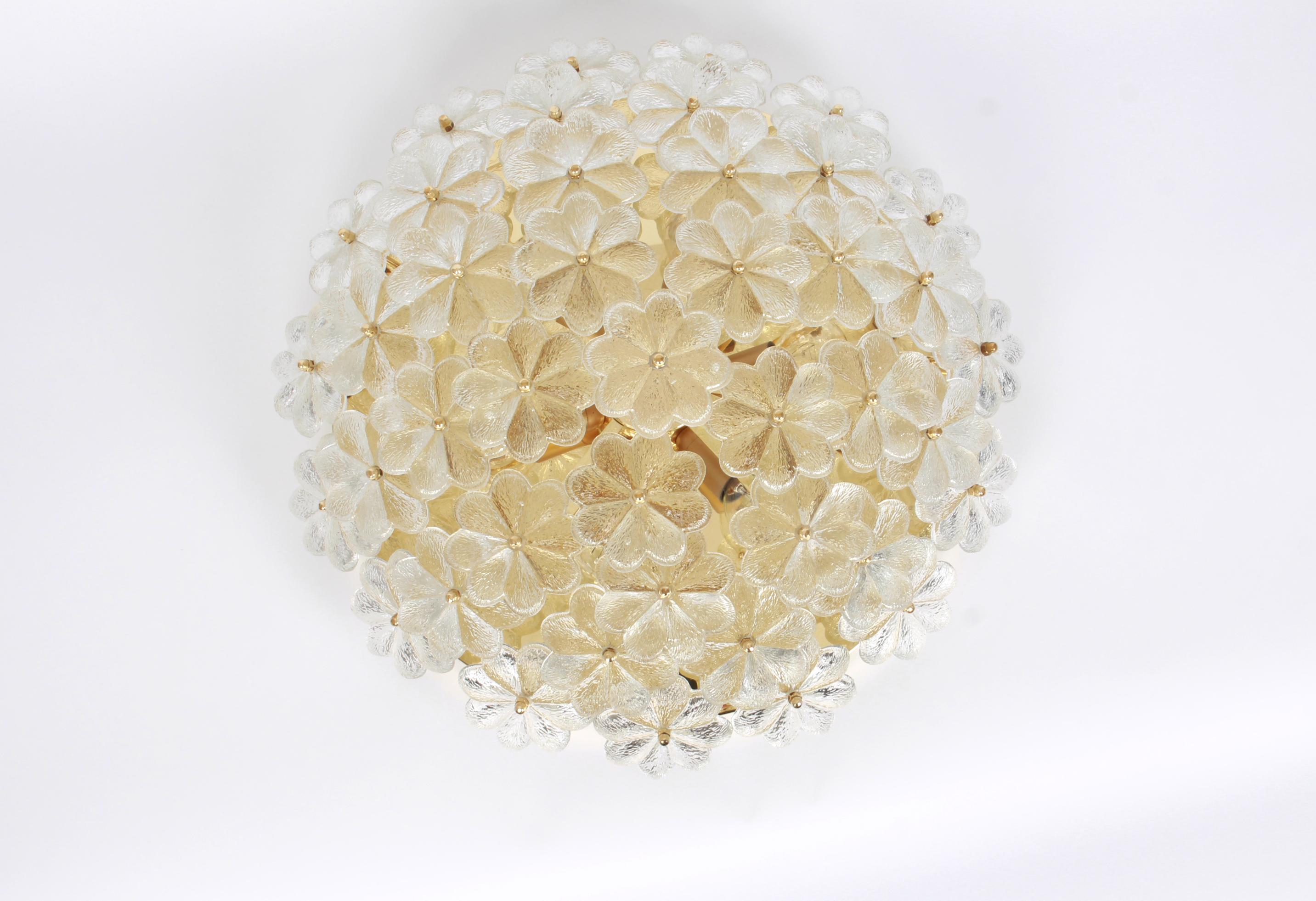 Wandleuchte aus der Mitte des Jahrhunderts mit 42 Blumen aus Murano-Glas auf einem Sockel aus poliertem Messing, hergestellt von Ernst Palme in Deutschland, 1970er Jahre.

Hochwertig und in sehr gutem Zustand. Gereinigt, gut verkabelt und