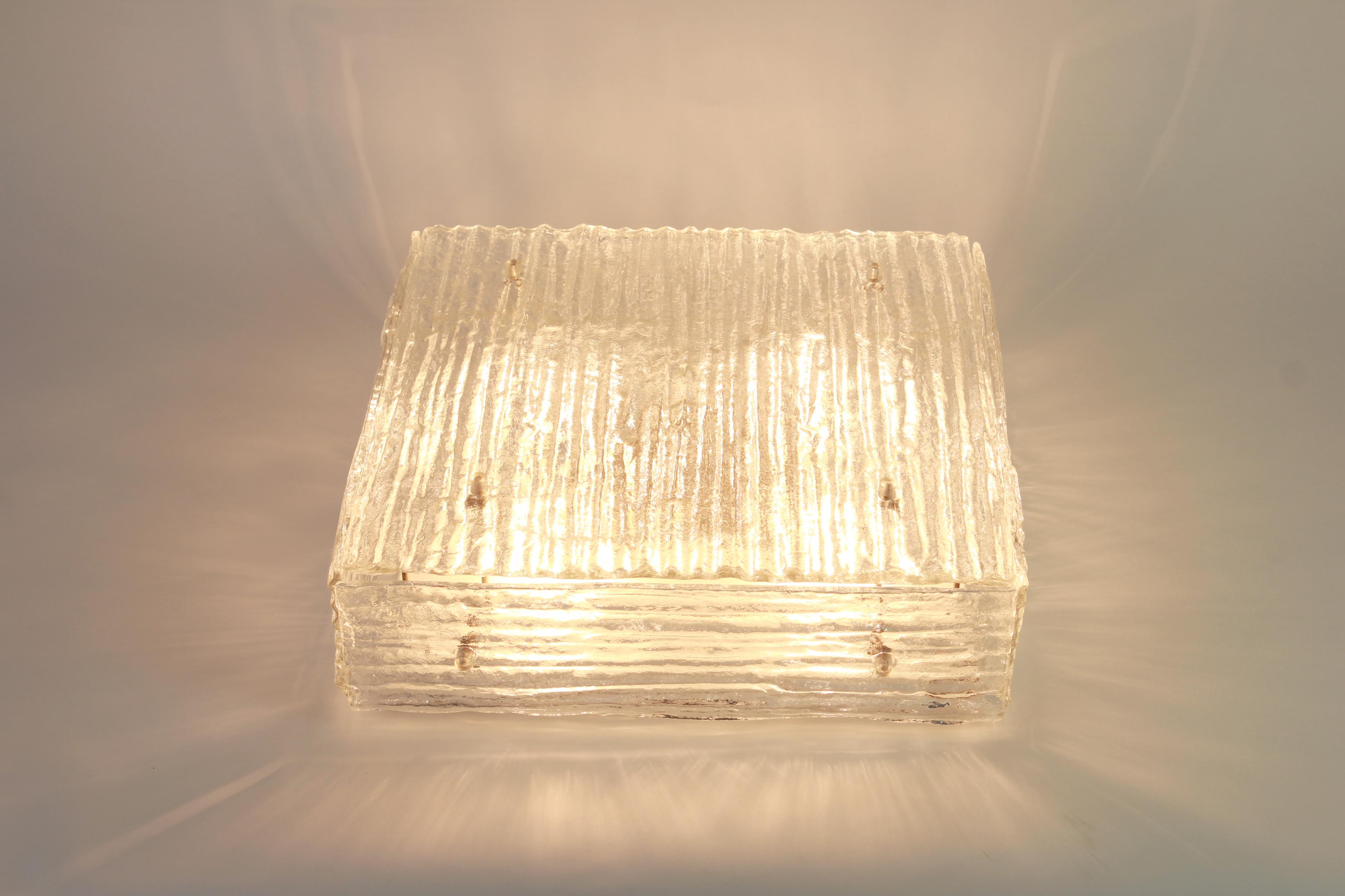 Milieu du XXe siècle 1 sur 2 Grande suspension en verre de Murano par Kalmar:: Autriche:: années 1960 en vente