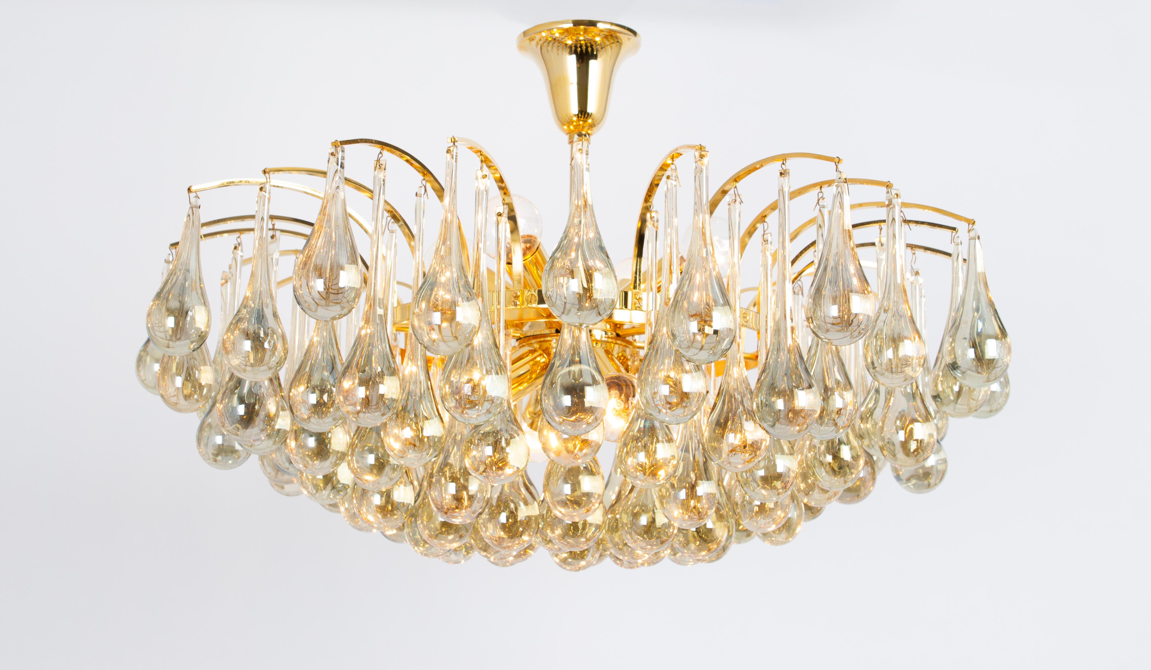 1 di 2 Stupendi lampadari di Christoph Palme, Germania, prodotti negli anni Settanta. È composto da pezzi di vetro a goccia di Murano su una struttura in ottone dorato.

Di alta qualità e in ottime condizioni. Pulito, ben cablato e pronto all'uso.