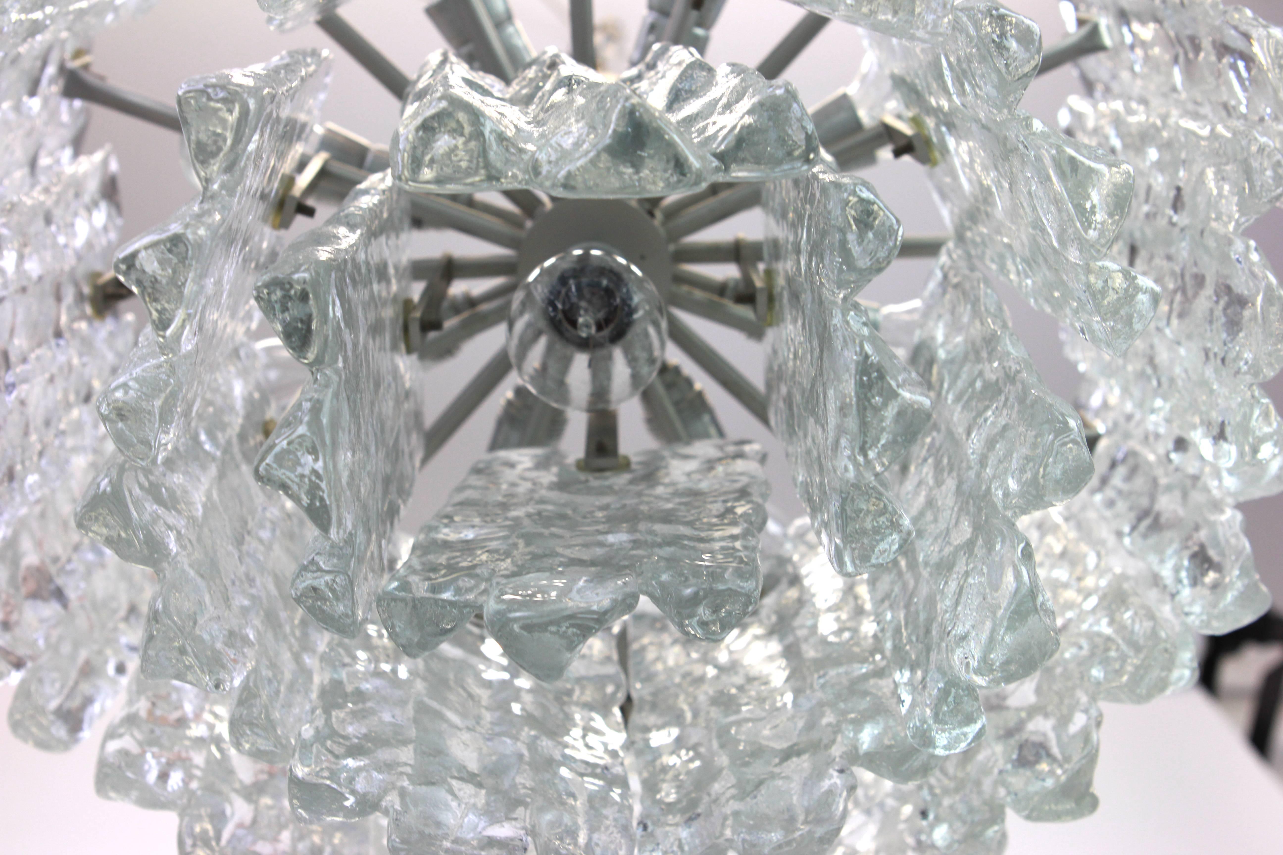 1 von 2 Großer Murano-Eisglas-Kronleuchter von Kalmar:: Österreich:: 1960er Jahre (Moderne der Mitte des Jahrhunderts) im Angebot