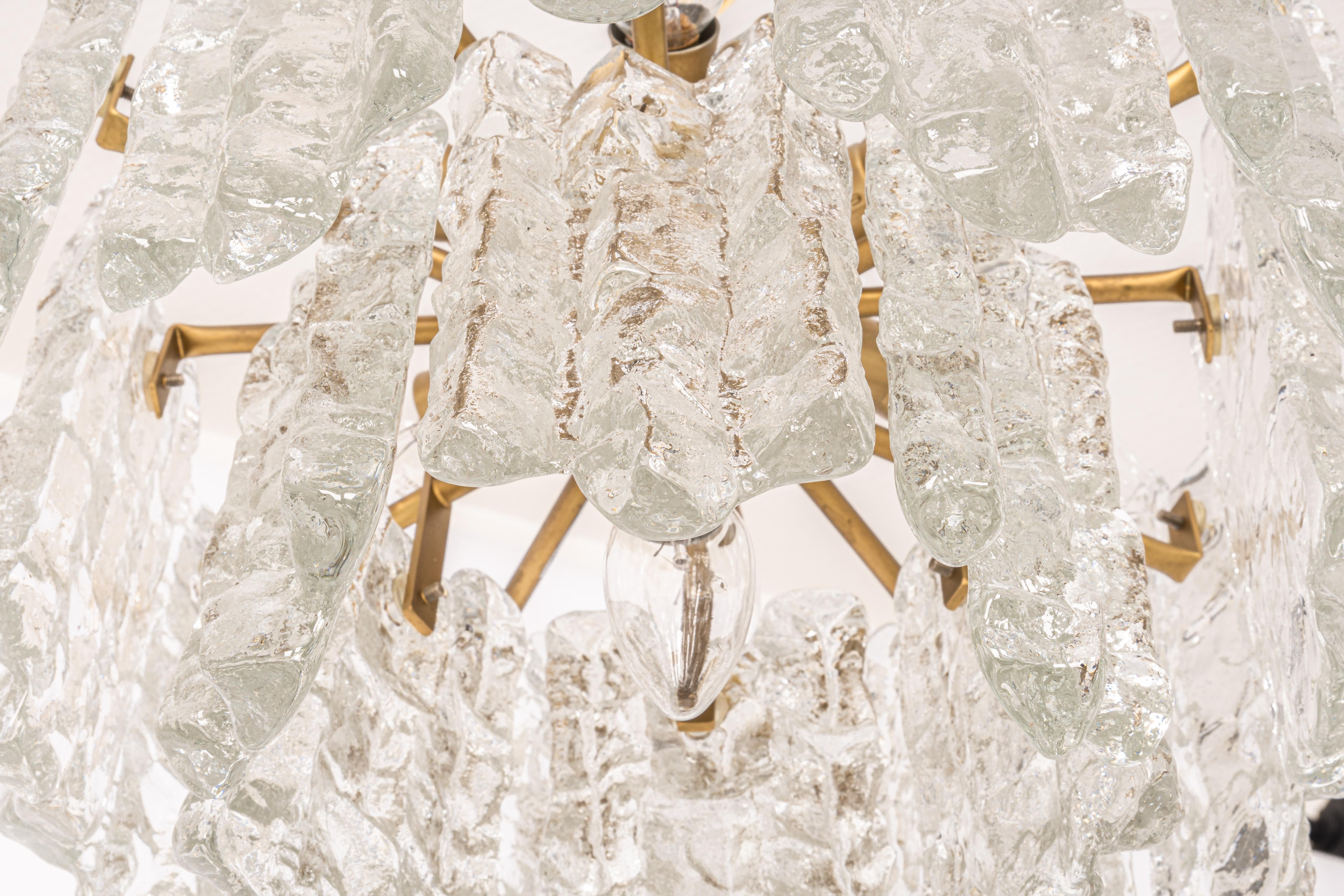 1 von 2 großen Murano-Eisglas-Kronleuchter von Kalmar, Österreich, 1960er Jahre (Moderne der Mitte des Jahrhunderts) im Angebot