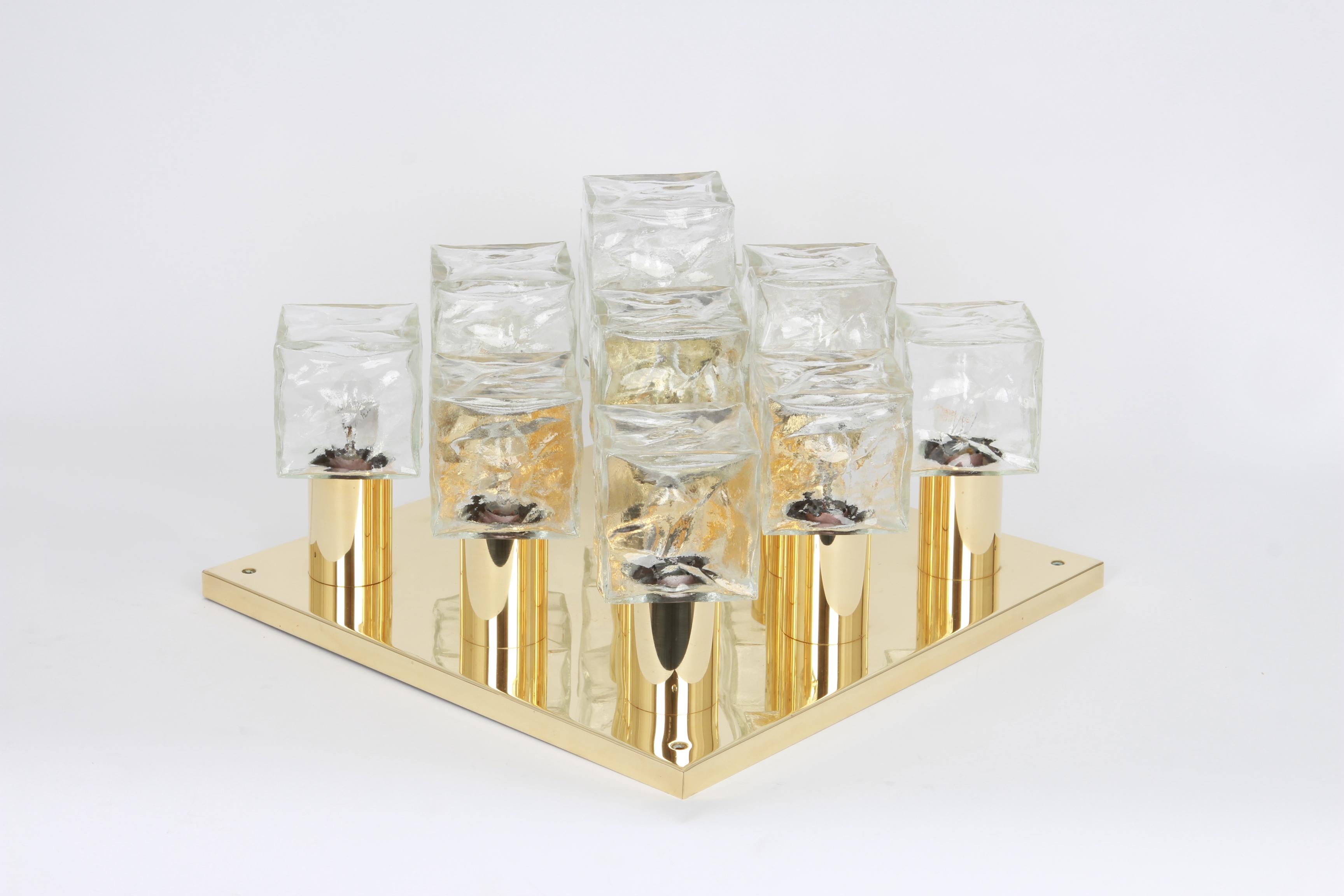 Une étonnante grande boîte à boutons de Kalmar, Autriche, fabriquée dans les années 1960.
La monture encastrée est composée de 13 éléments en verre texturé épais fixés à un cadre métallique en laiton.
Merveilleux effet de lumière.

De grande qualité