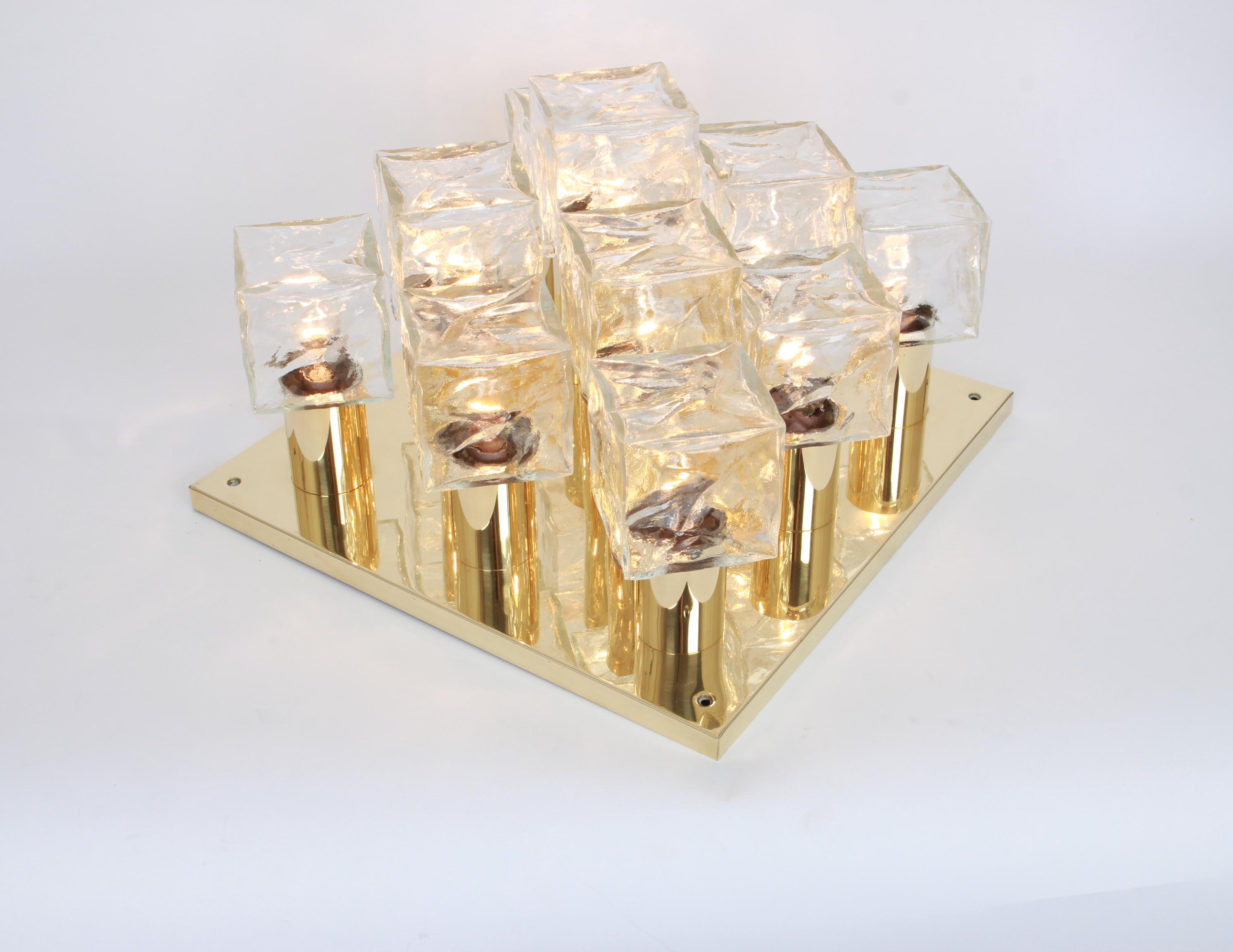 Milieu du XXe siècle 1 des 2 grands plafonniers en verre de glace de Murano par Kalmar, Autriche, années 1960 en vente