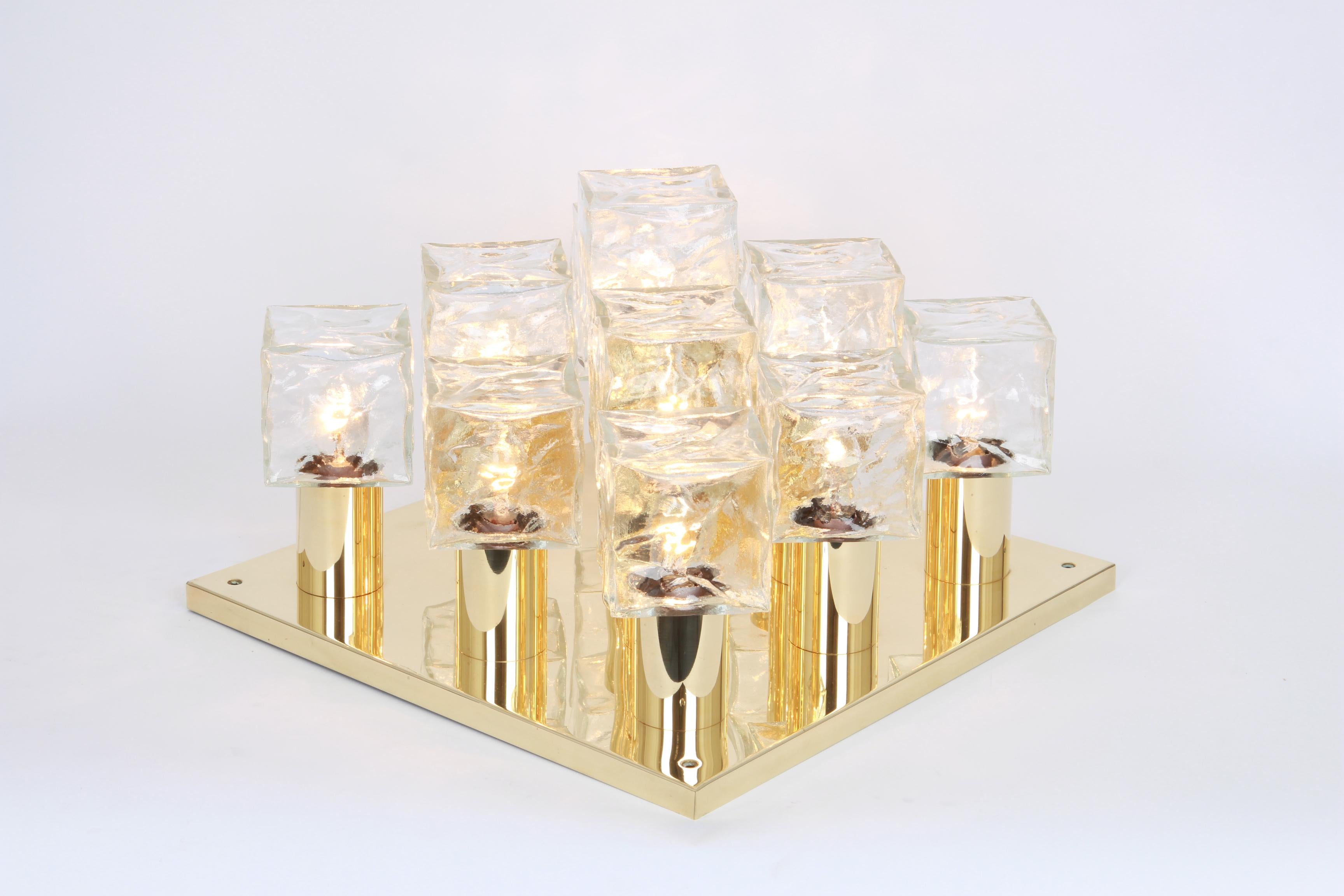 Laiton 1 des 2 grands plafonniers en verre de glace de Murano par Kalmar, Autriche, années 1960 en vente