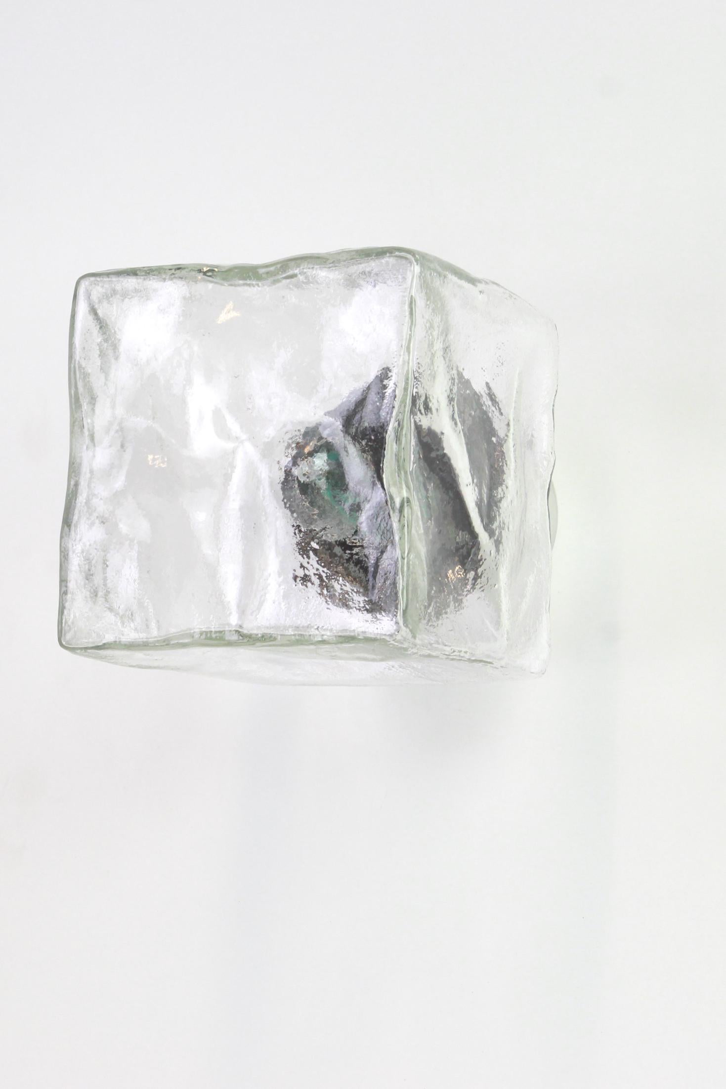 1 von 2 großen Murano-Eisglas-Wandleuchten von Kalmar, Österreich, hergestellt in den 1960er Jahren.
Die Wandleuchte besteht aus einem 1 dicken Muranoglaswürfel, der an einem verchromten Metallrahmen befestigt ist.
Wunderbarer