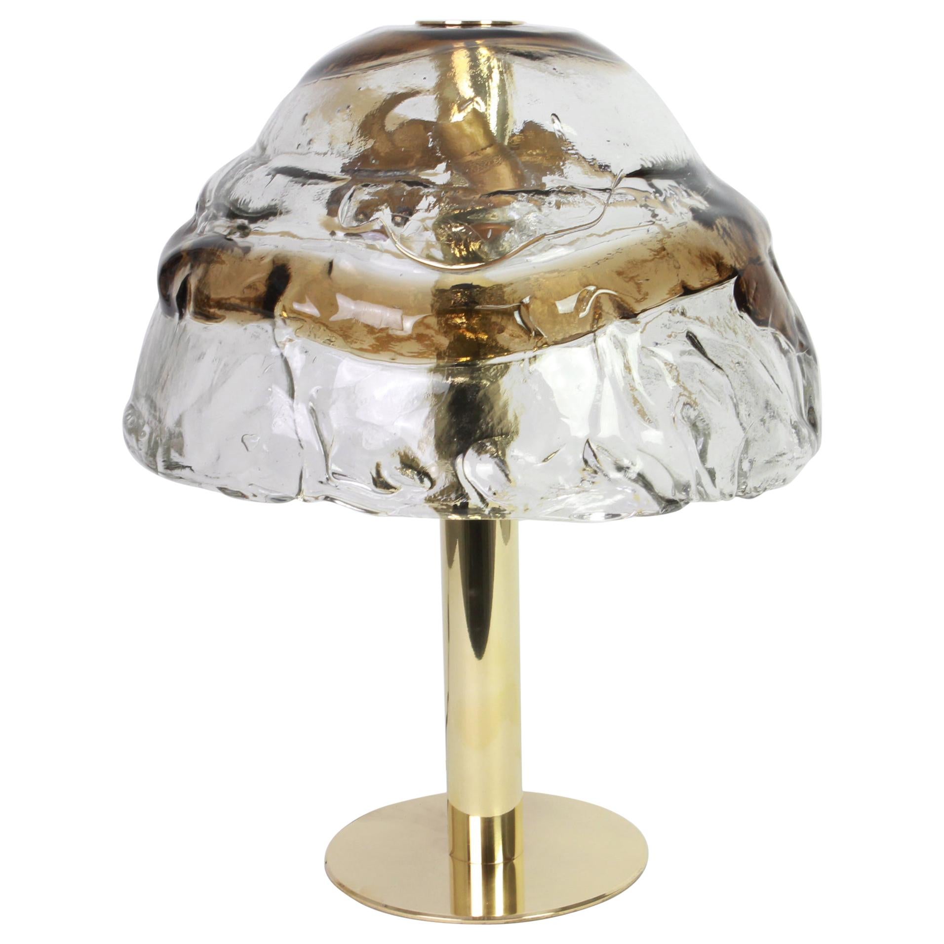 Superbe lampe de table en verre de Murano par Kalmar, 1970
Panneaux en verre de Murano, en cristal clair torsadé avec une bande de couleur ambre légèrement dorée.

Il nécessite 3 ampoules standard E27. (Max 50 watts chacun)
2 articles sont