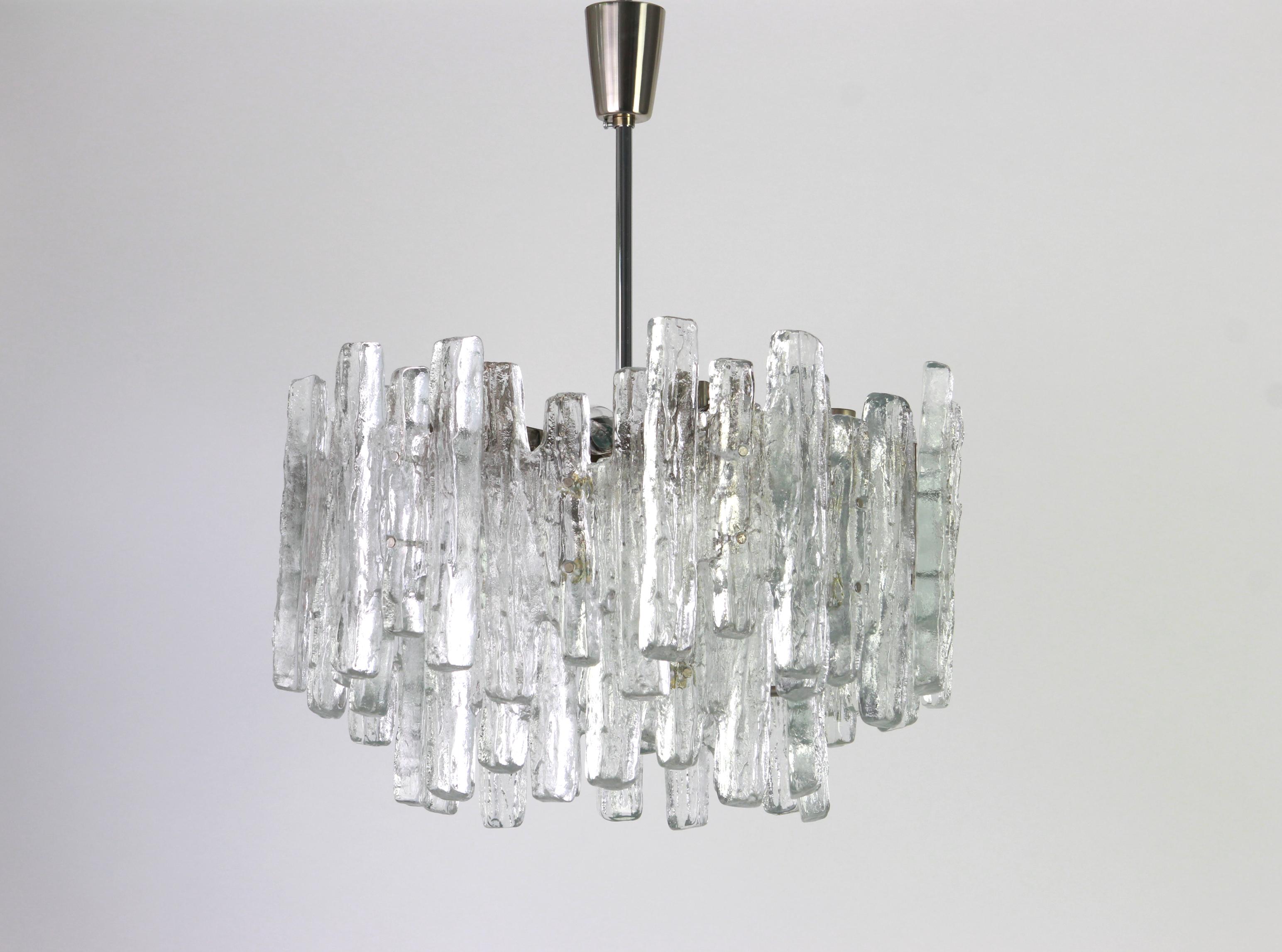 Prächtiger Kronleuchter aus Muranoglas von Kalmar, 1960er Jahre
Drei Etagen Struktur sammeln 22 strukturierte Gläser, schön brechen das Licht sehr schwere Qualität.

Hochwertig und in sehr gutem Zustand. Gereinigt, gut verkabelt und