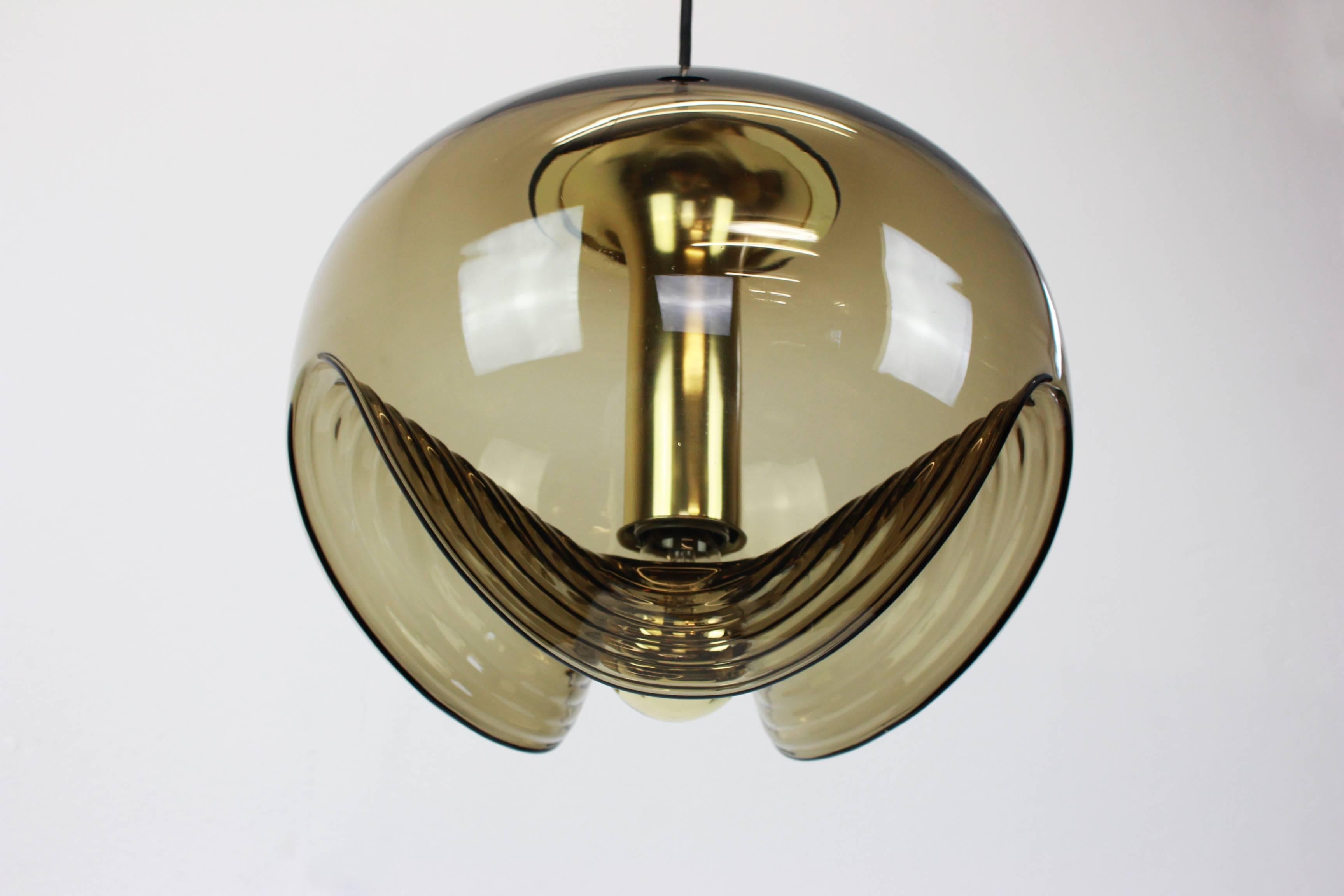 Un pendentif rond spécial en verre fumé biomorphe conçu par Koch & Lowy pour Peill & Putzler, fabriqué en Allemagne, vers les années 1970.

Douilles : 1 x ampoule standard E27. (100 W max).

La tige de chute peut être ajustée gratuitement selon