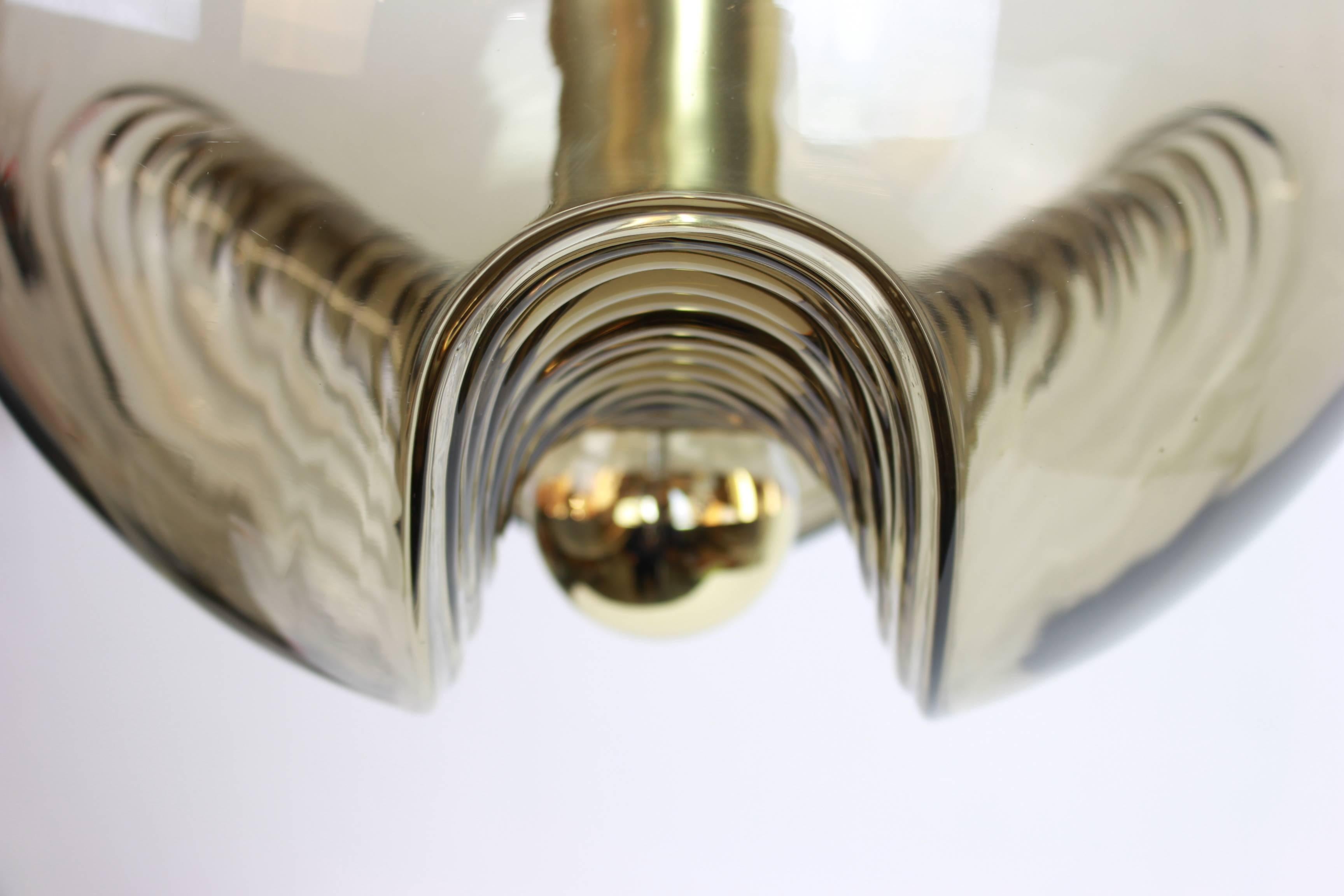 Un pendentif rond spécial en verre fumé biomorphe conçu par Koch & Lowy pour Peill & Putzler, fabriqué en Allemagne, vers les années 1970.

Douilles : 1 x ampoule standard E27. (100 W max).

La tige de chute peut être ajustée gratuitement selon les