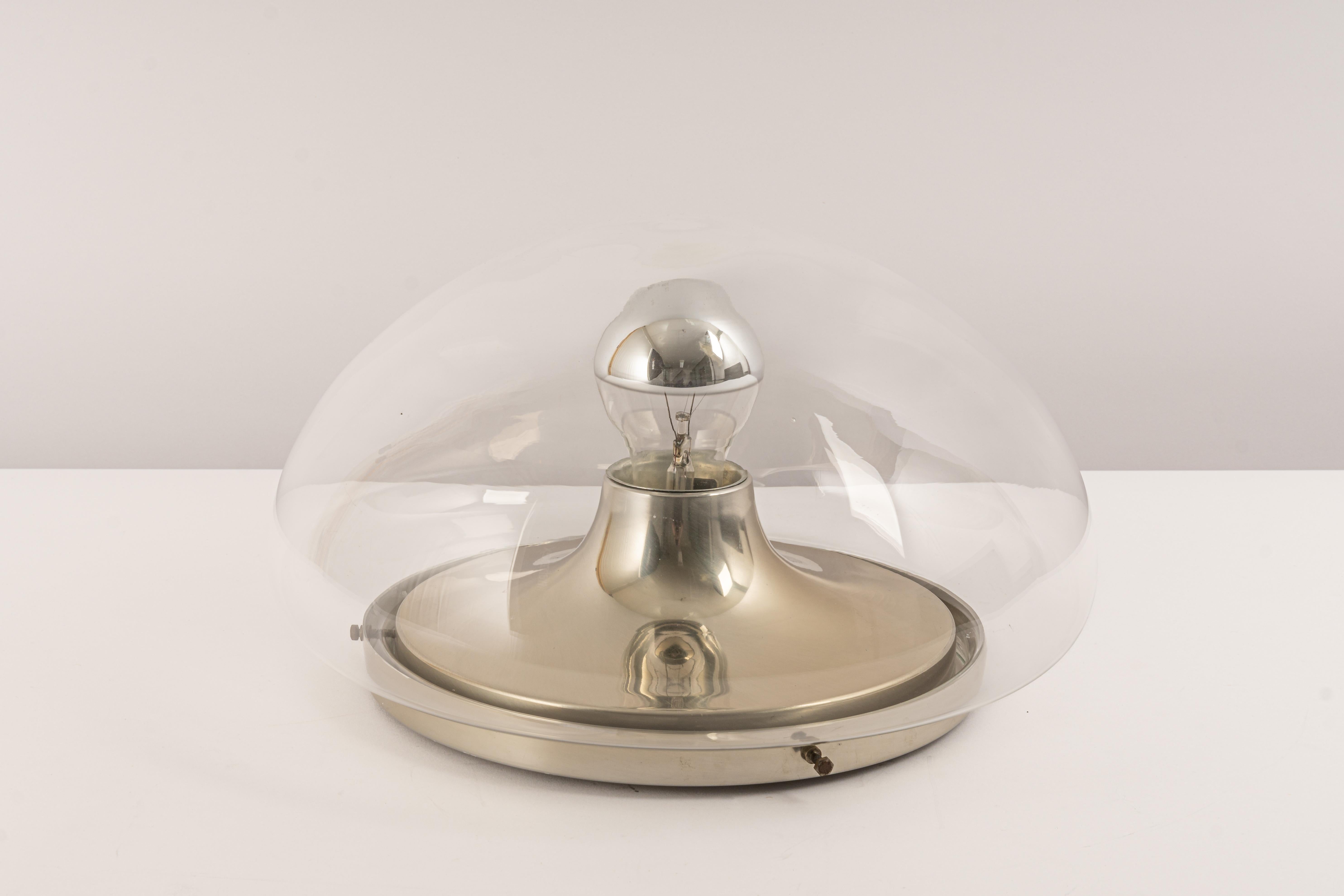1 of 2 Vintage Sputnik lamps from the 1970s manufactured by Cosack, Germany, 1970s.
This lamp can be used as a ceiling lamp, or as a wall lamp.
Wonderful glass shape and light effect.
Sockets: 1 x E27 standard Bulb and function on voltage from
