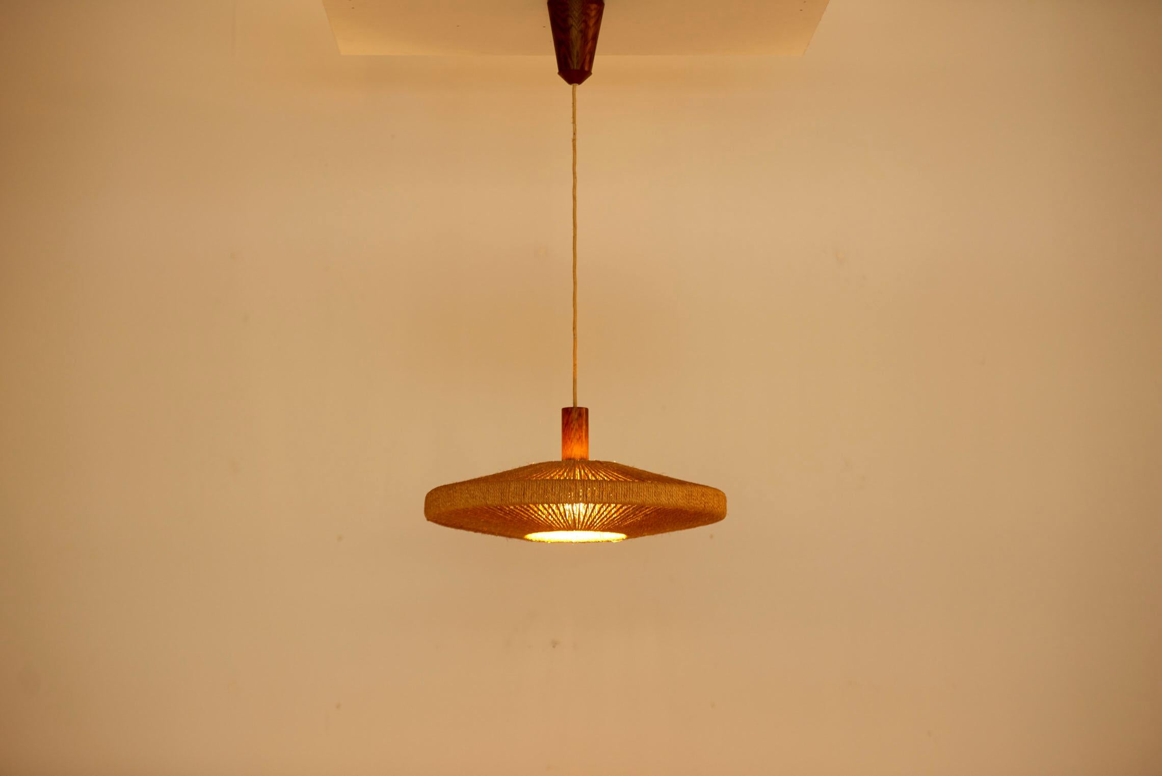 Große Temde Leuchten Sisal Pendelleuchte, Schweiz, 1950er Jahre. Die angegebenen Maße für die Höhe beziehen sich auf die Höhe des Schirms. 1x Modell A / E27 Glühbirne. Bitte beachten Sie: Die Leuchte sollte fachgerecht und entsprechend den örtlichen