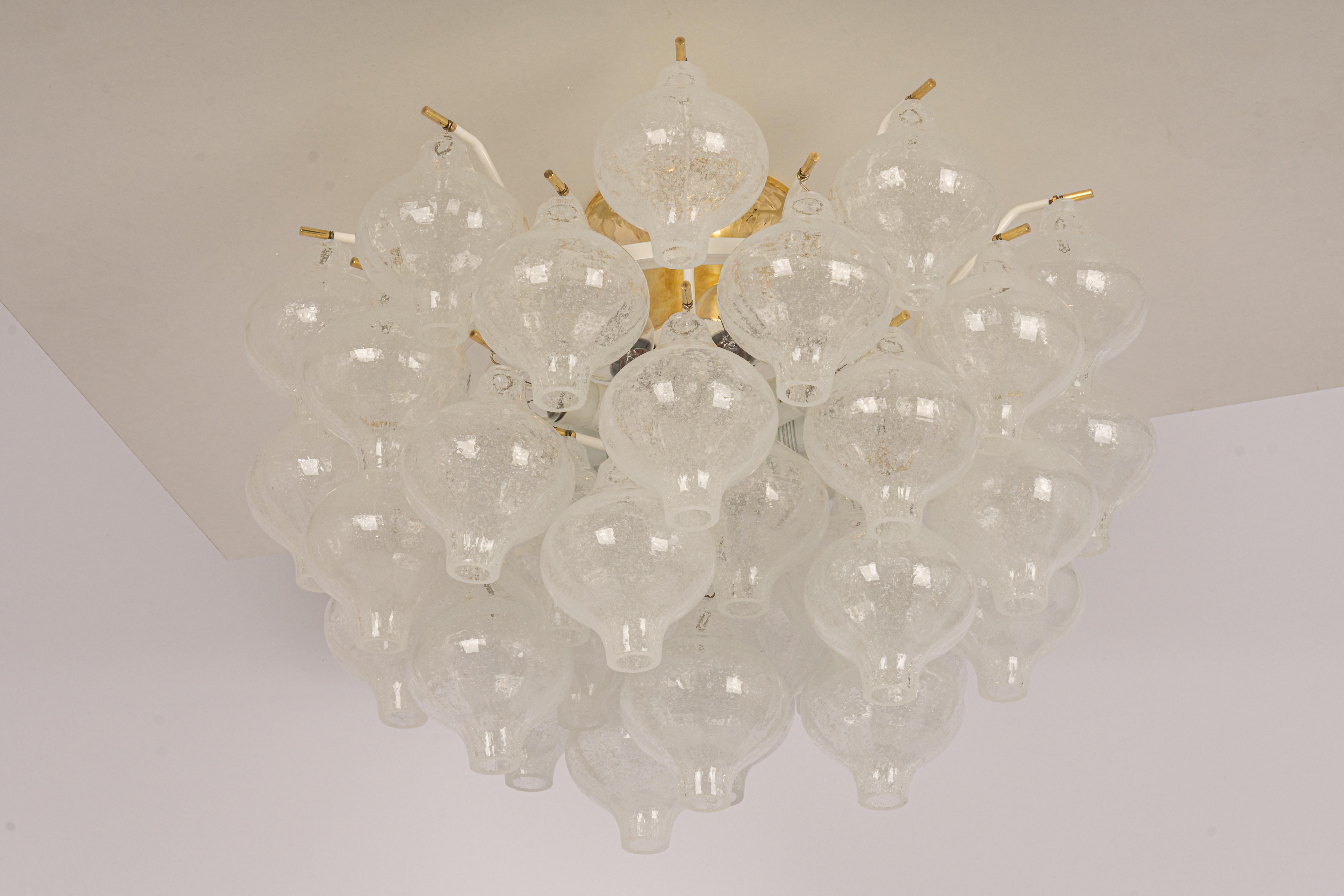 Mid-Century Modern 1 des 3 grands lustres ou lustres encastrés en verre tulipan de Kalmar, Autriche, années 1960 en vente