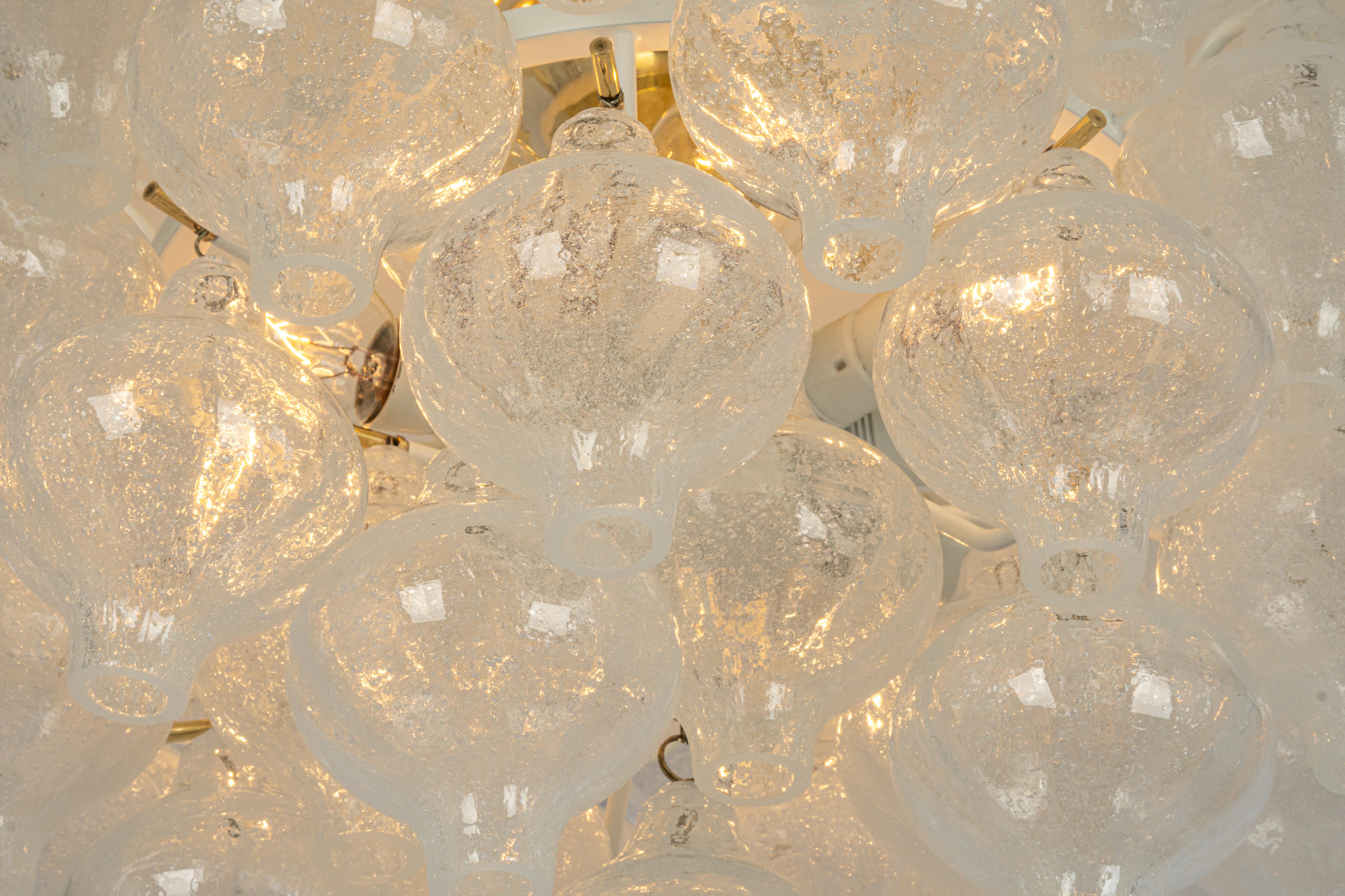 Laiton 1 des 3 grands lustres ou lustres encastrés en verre tulipan de Kalmar, Autriche, années 1960 en vente
