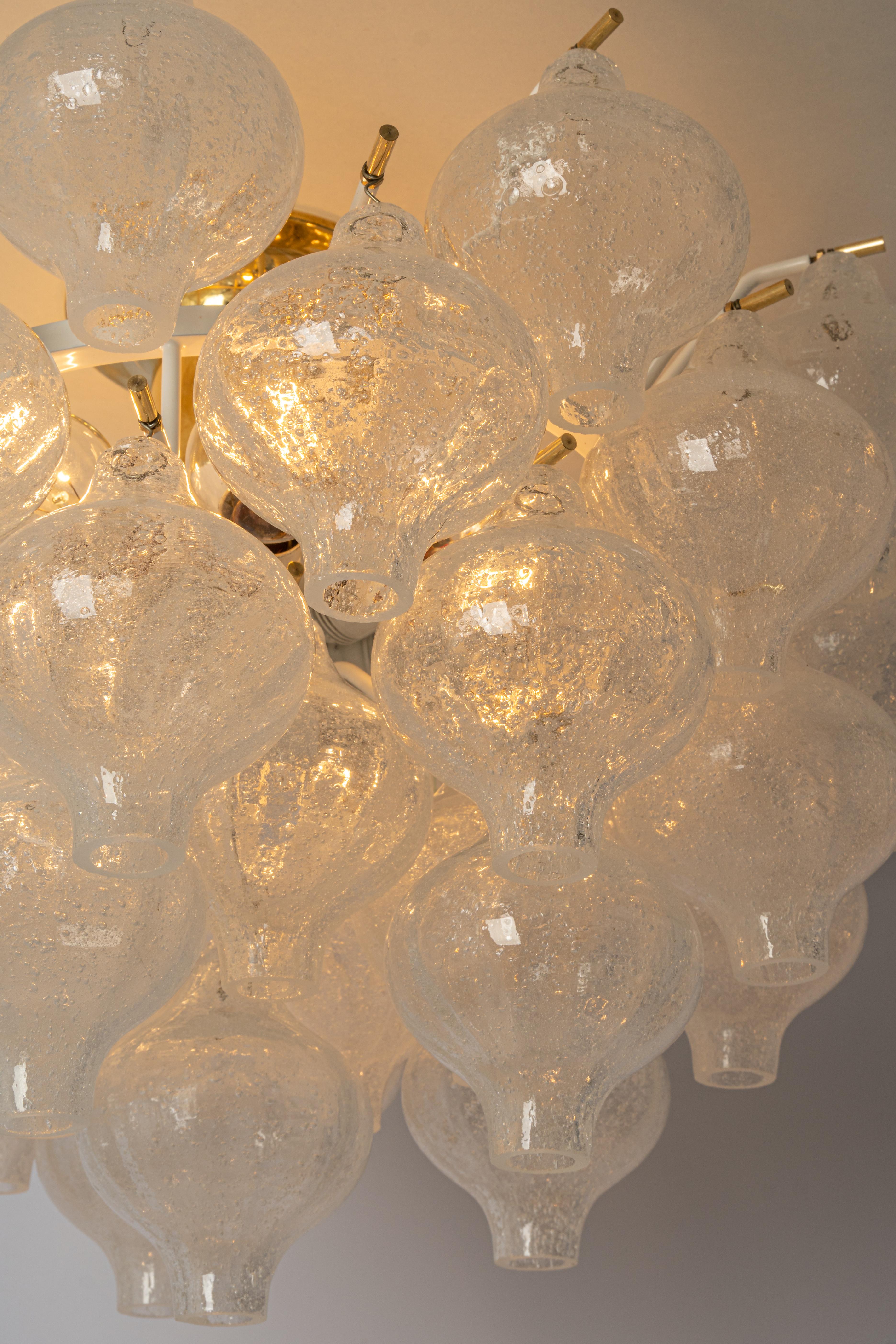 1 des 3 grands lustres ou lustres encastrés en verre tulipan de Kalmar, Autriche, années 1960 en vente 1