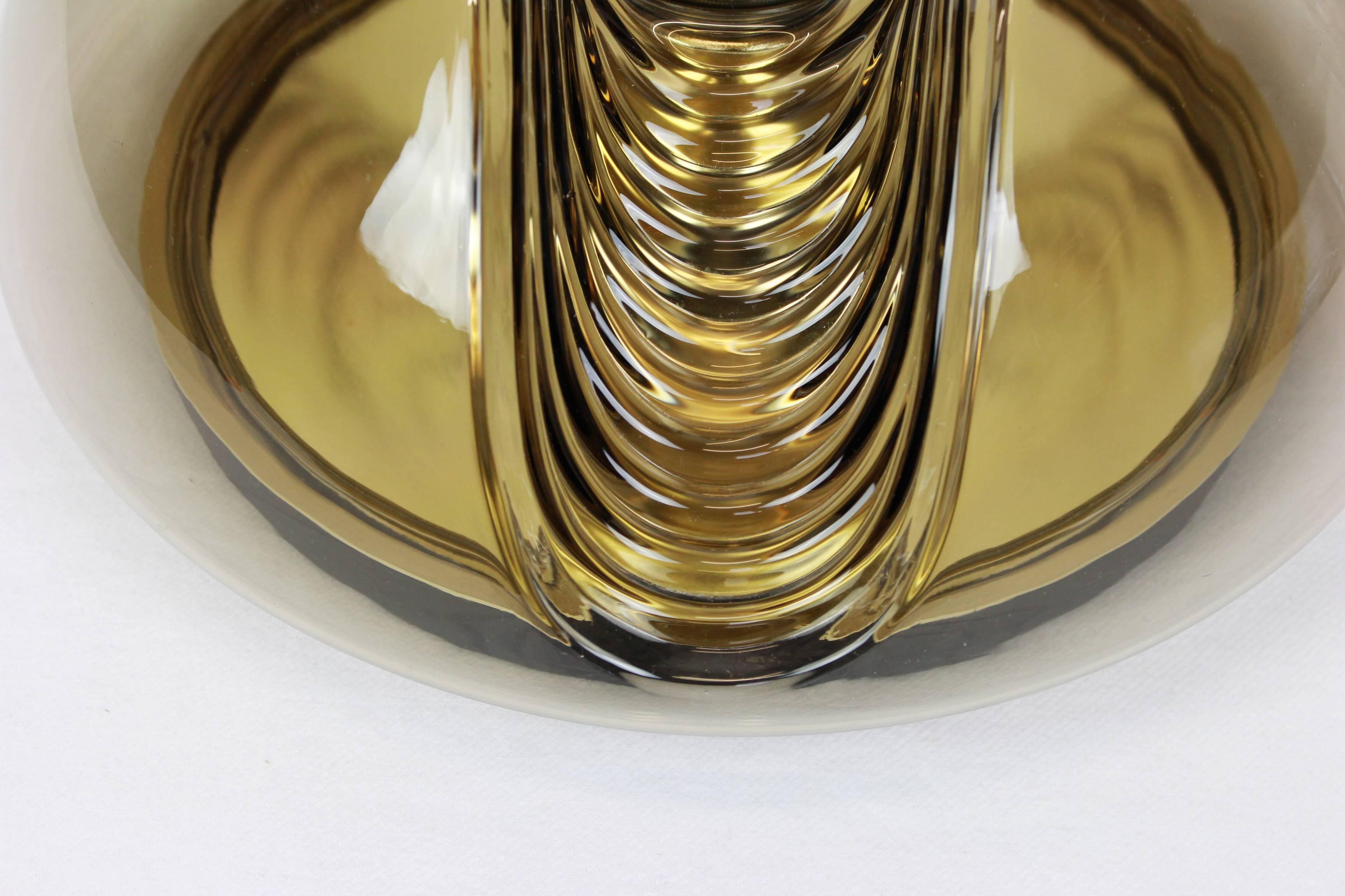Une applique ou une monture encastrée spéciale en verre fumé biomorphe rond, conçue par Koch & Lowy pour Peill & Putzler, fabriquée en Allemagne, vers les années 1970.

De haute qualité et en très bon état. Nettoyé, bien câblé et prêt à être