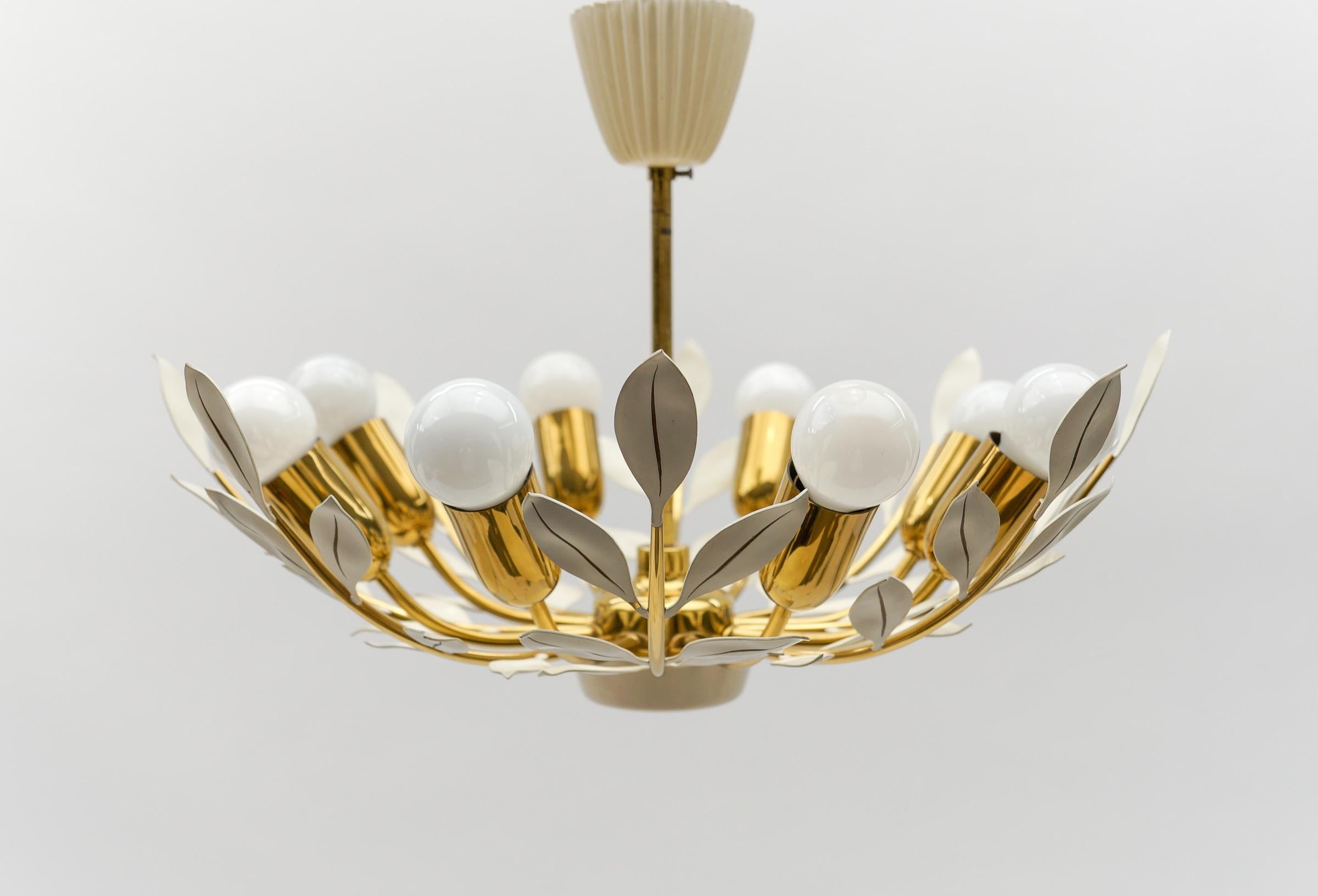 1. of 2 Lovely Ceiling Lamp by Vereinigte Werkstätten München, 1950s Germany

This awesome ceiling lamp was produced in Germany by Vereinigte Werkstätten München in the 1950s.

Each fixture needs 8 x E14 standard bulb.

Light bulbs are not