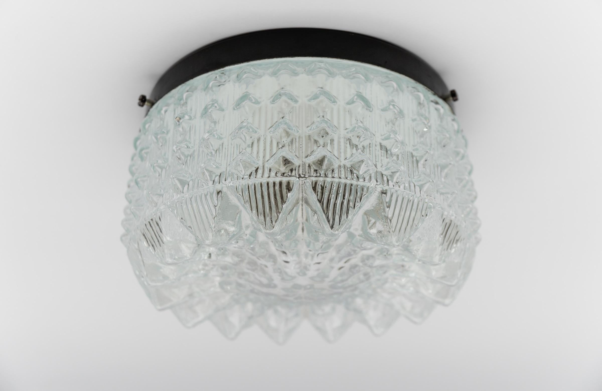 Preciosa Lámpara de Pared o Empotrable de Cristal Corona, Años 60 Alemania

Las lámparas necesitan 1 bombilla de rosca Edison E27 / E26, están cableadas, son funcionales y funcionan con 110 / 230 voltios.

Las bombillas no están incluidas.

Es