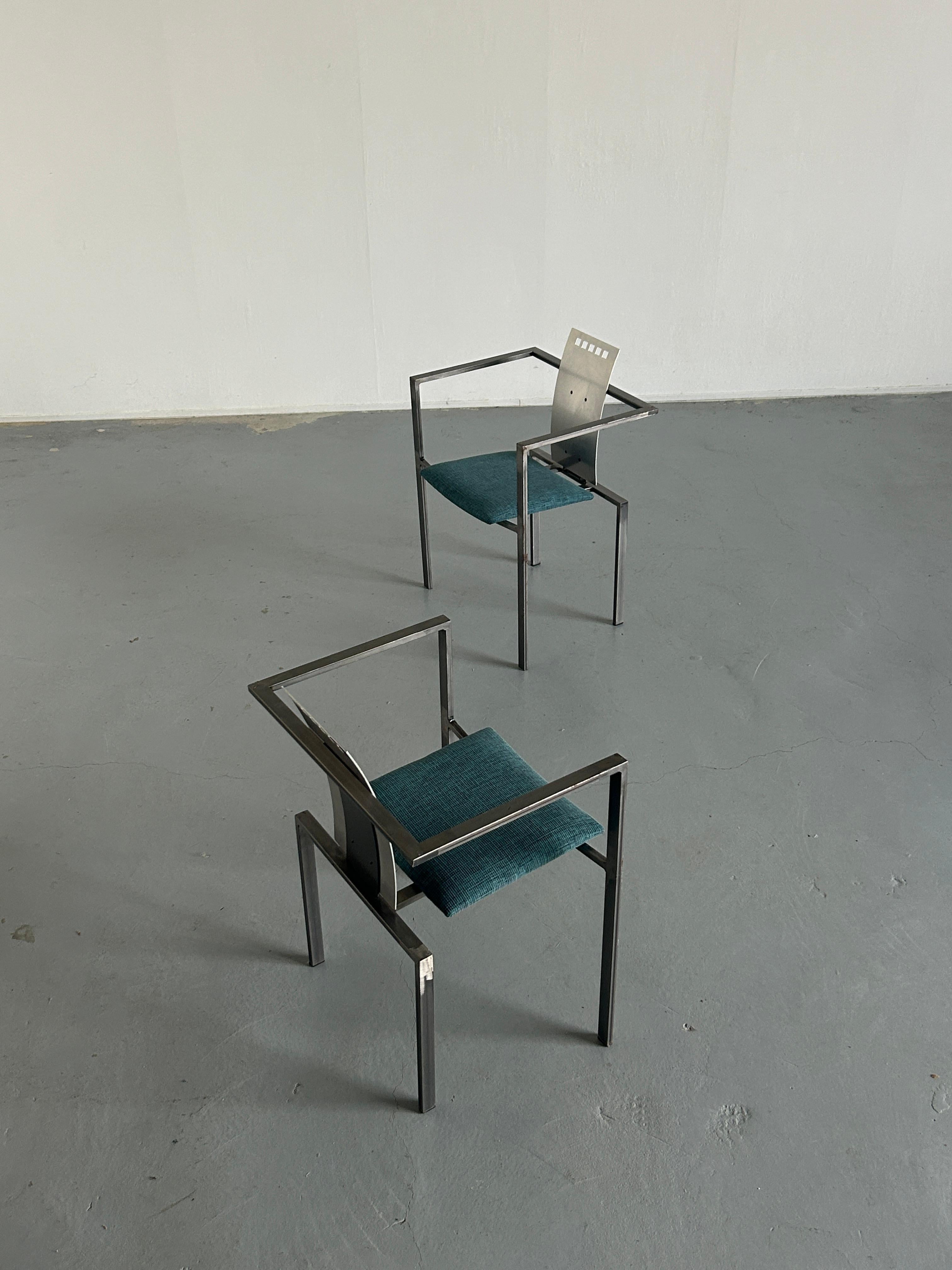 Zwei postmoderne Stühle aus Stahl und gebogenem Blech, die Karl Friedrich Förste in den 1980er Jahren in Deutschland für seine eigene Produktionsfirma KFF entworfen hat. Einzigartiges, geometrisches und von Memphis beeinflusstes Design. 

Insgesamt