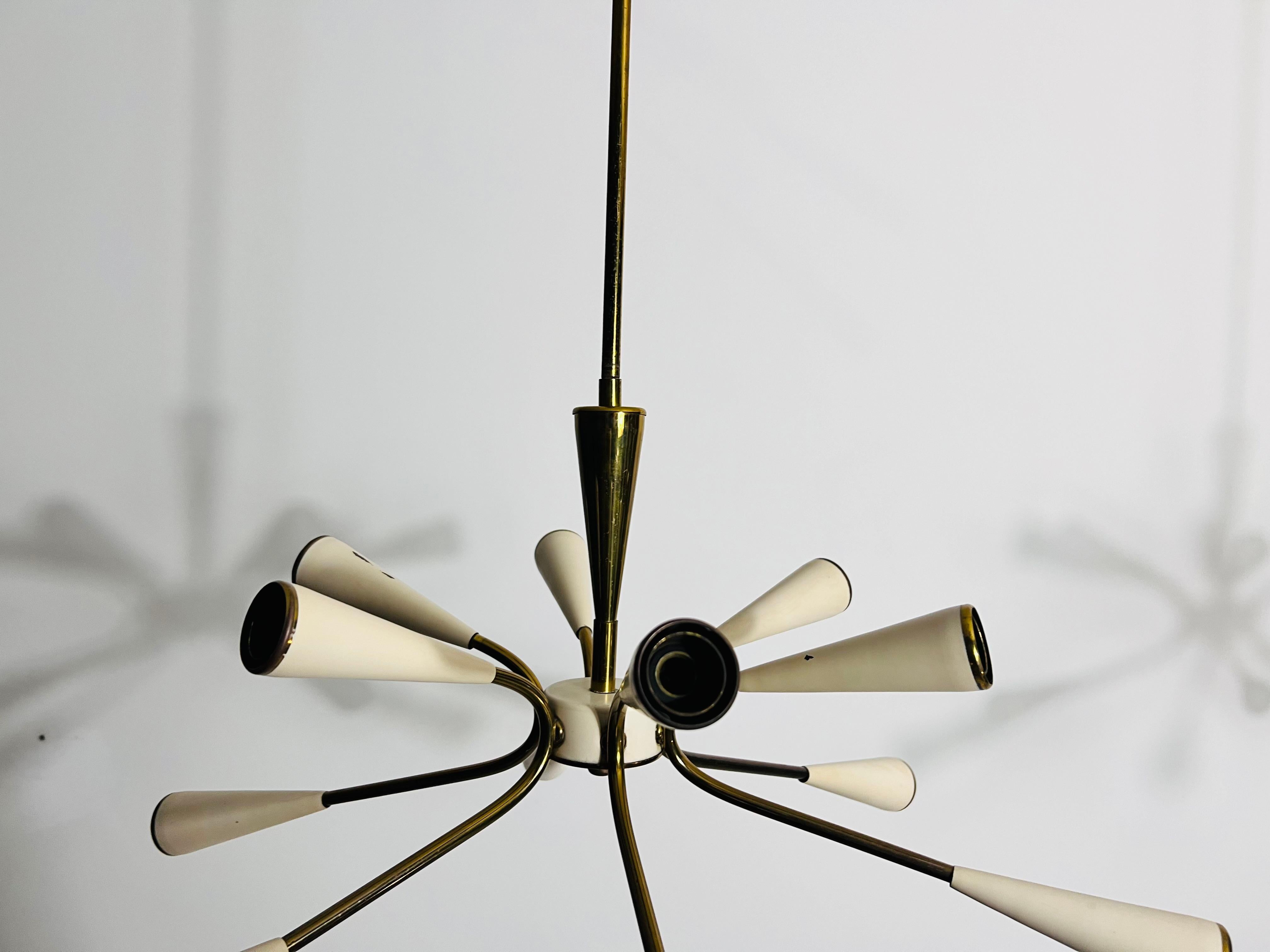 1 of 2 Lampadario Sputnik a 12 bracci in ottone di metà secolo, anni '50, Italia in vendita 6