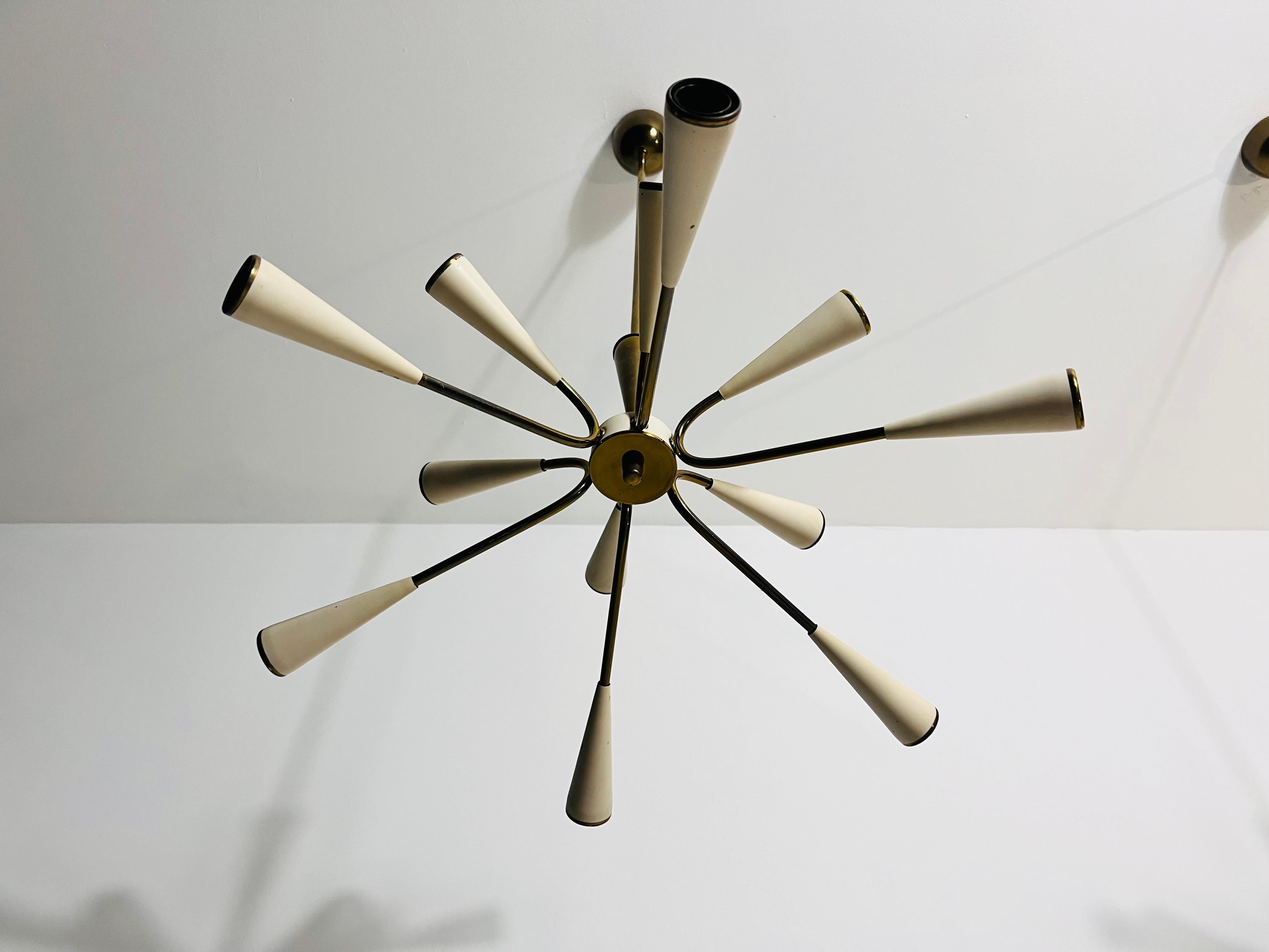 1 of 2 Lampadario Sputnik a 12 bracci in ottone di metà secolo, anni '50, Italia in vendita 8
