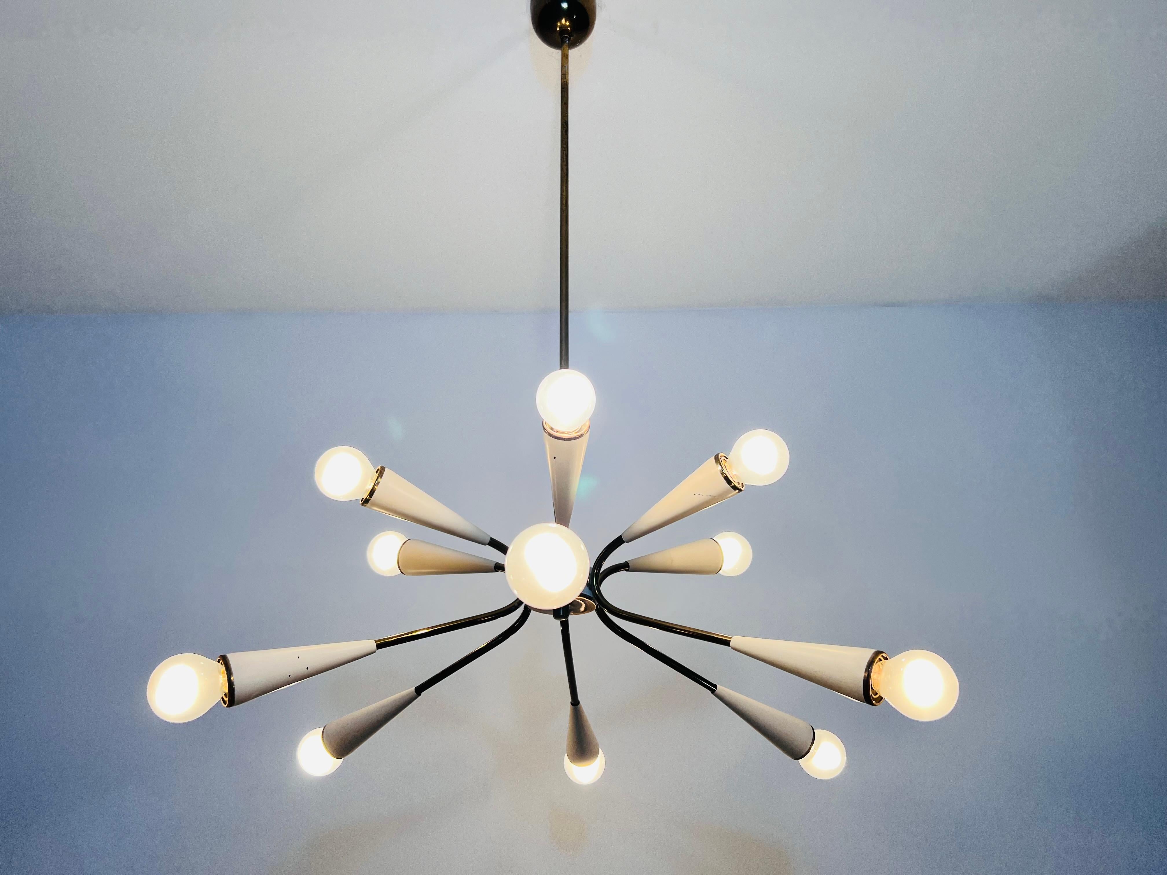 1 of 2 Lampadario Sputnik a 12 bracci in ottone di metà secolo, anni '50, Italia in vendita 10