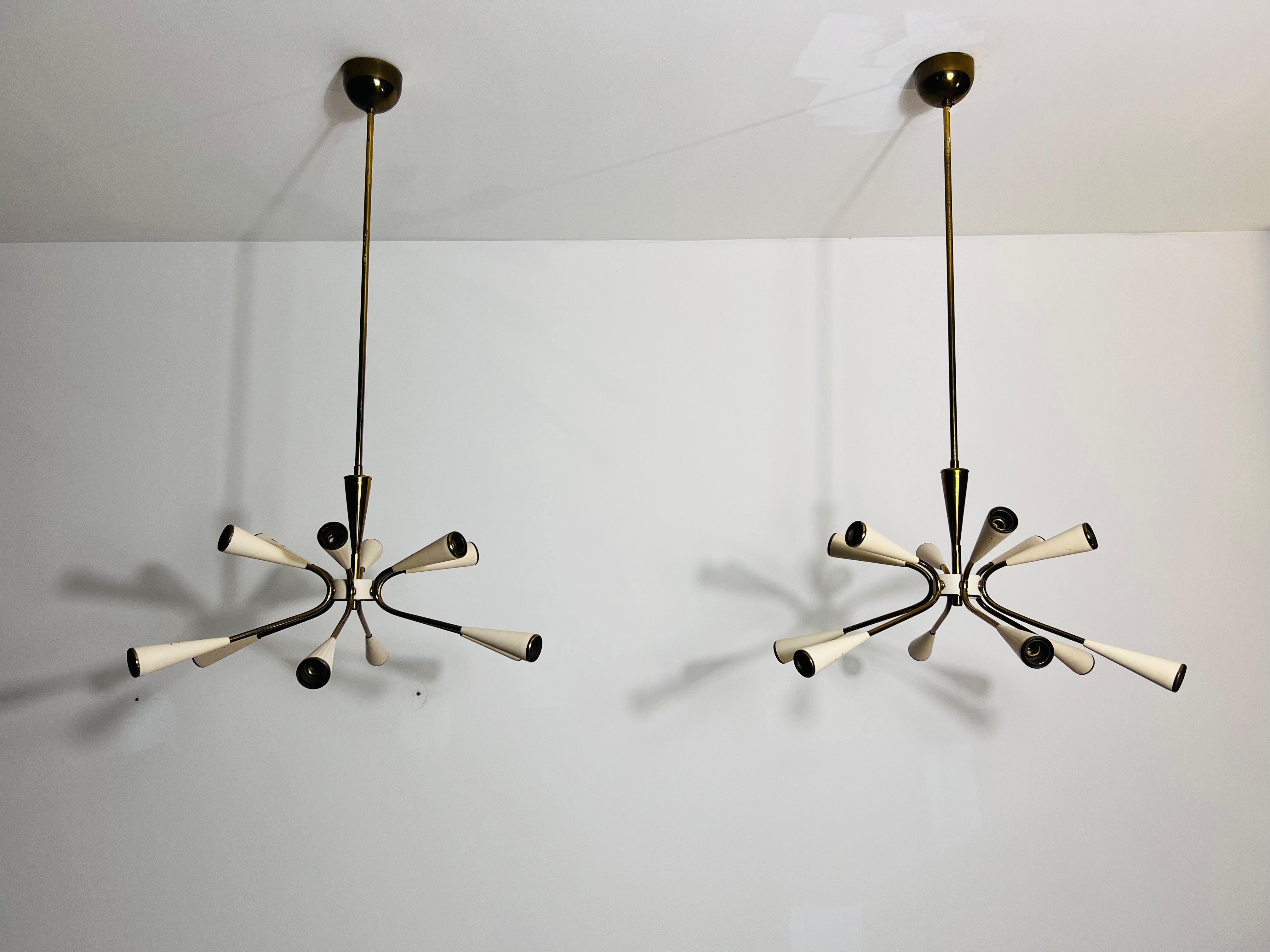 Questo splendido lampadario Sputnik, proveniente dall'Italia degli anni '50, incarna l'eleganza e l'innovazione del design moderno della metà del secolo. Realizzato in ottone, il lampadario presenta un totale di 12 bracci, 6 che puntano