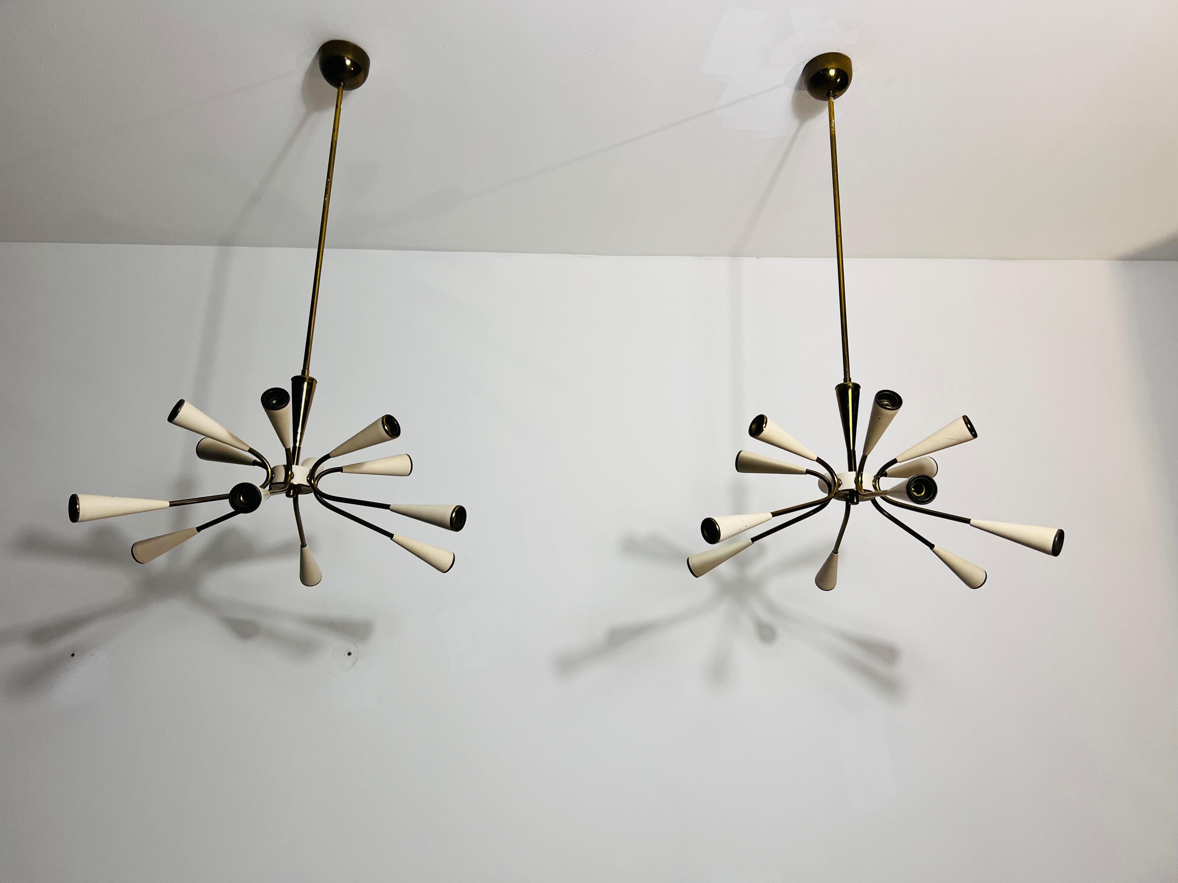 Italiano 1 of 2 Lampadario Sputnik a 12 bracci in ottone di metà secolo, anni '50, Italia in vendita