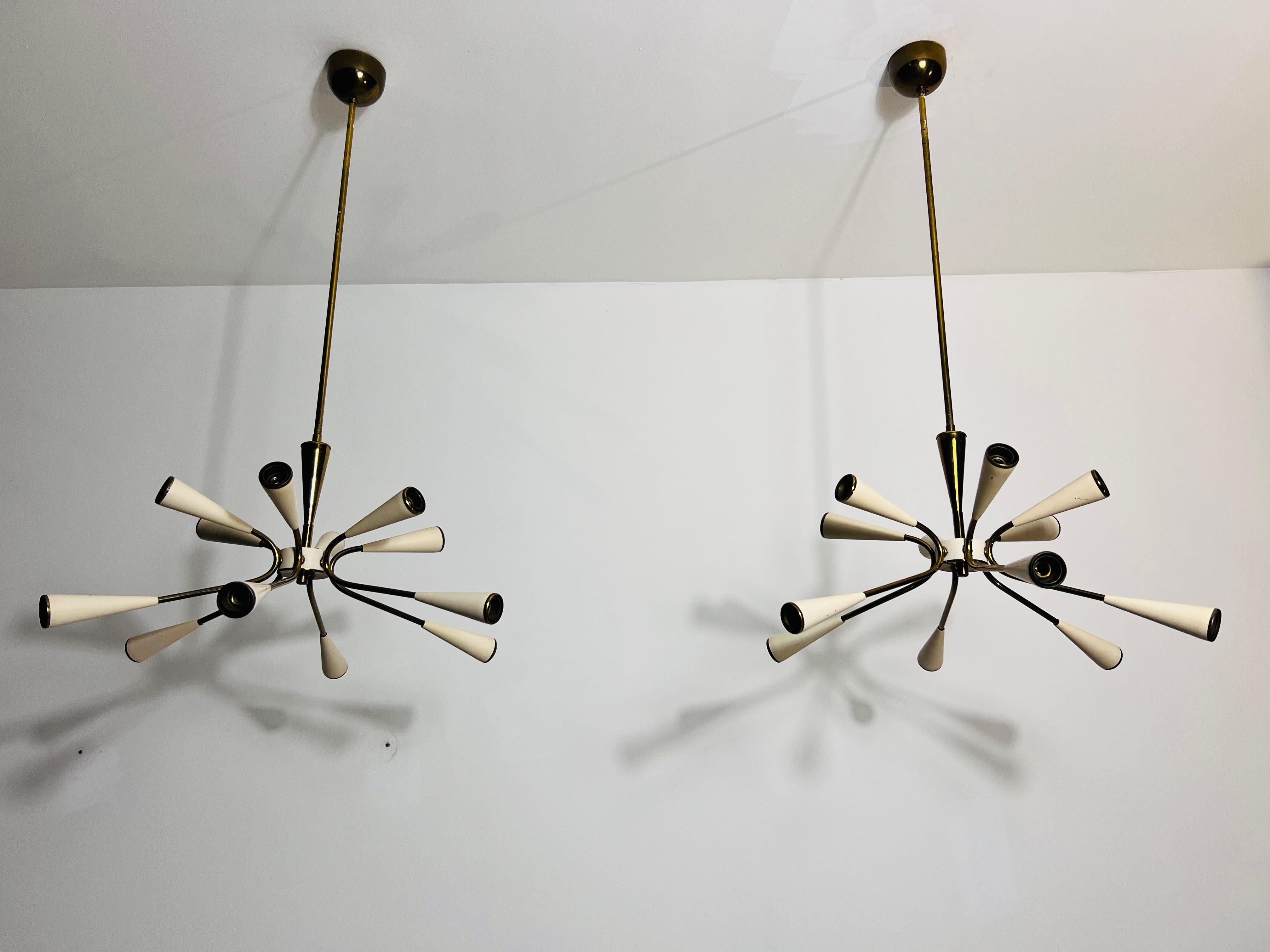1 of 2 Lampadario Sputnik a 12 bracci in ottone di metà secolo, anni '50, Italia In condizioni buone in vendita a Hagenbach, DE