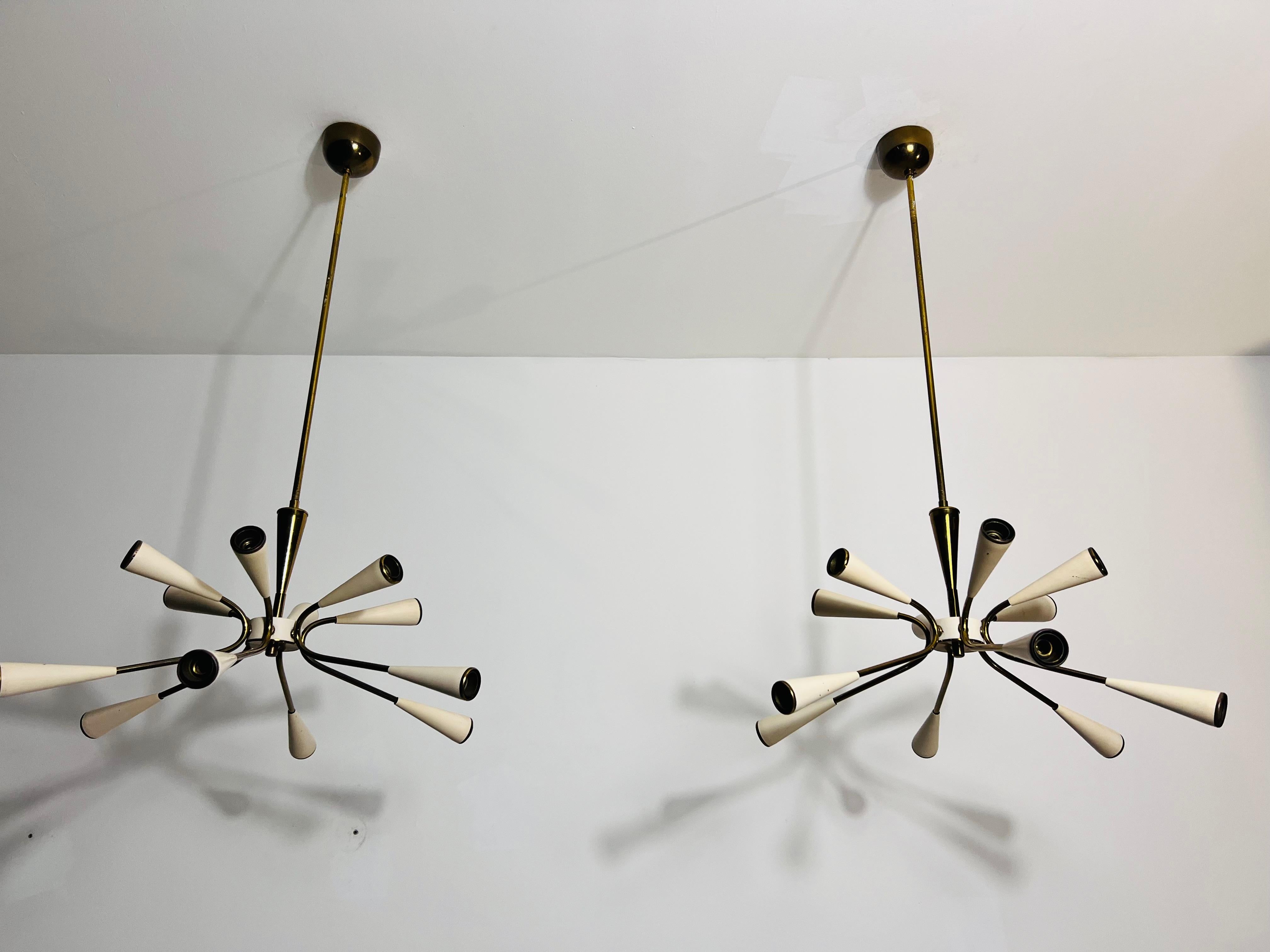 Metà XX secolo 1 of 2 Lampadario Sputnik a 12 bracci in ottone di metà secolo, anni '50, Italia in vendita