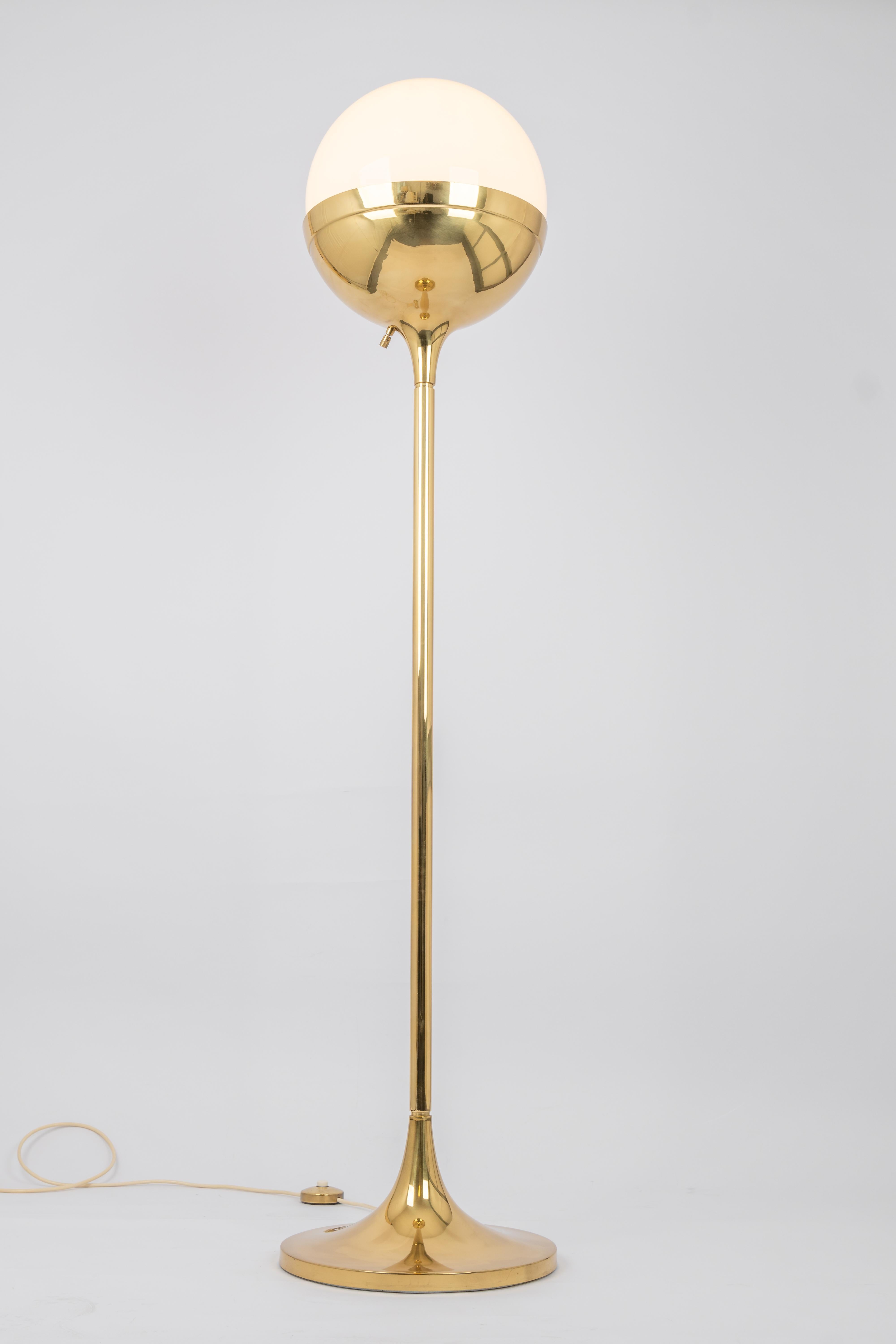 Wunderschöne Stehlampe aus Messing aus der Mitte des Jahrhunderts, entworfen von den Vereinigten Werkstätten für Kunst und Handwerk, München, Deutschland  1960s
Die Lampe hat einen weißen Opalglas-Globus und einen Dimmer.

Hollywood Regency,
