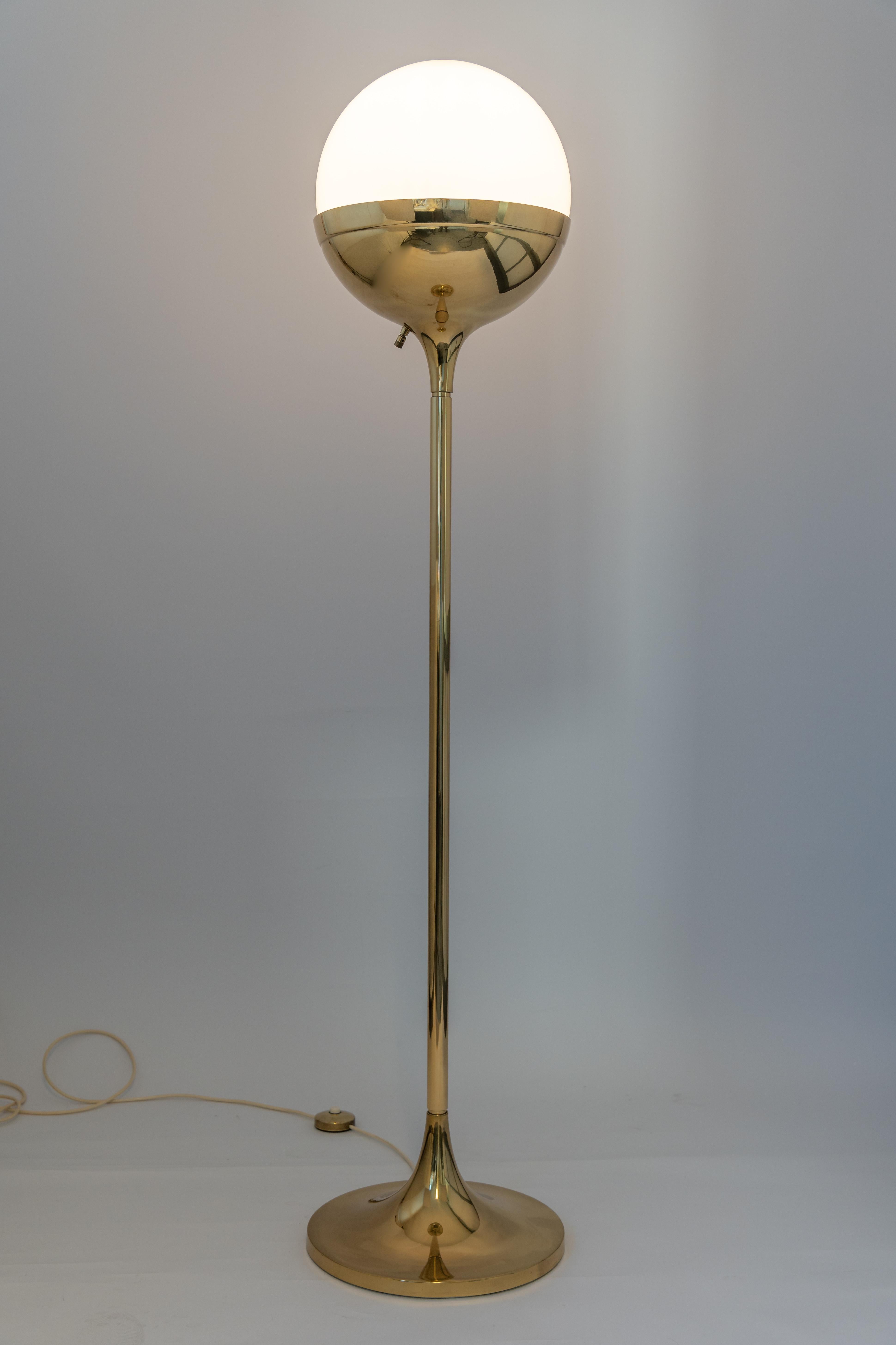 1 of 2 Mid-Century brass globe floor lamp by U.W for Art & Craft, Germany, 1960s In Good Condition For Sale In Aachen, NRW