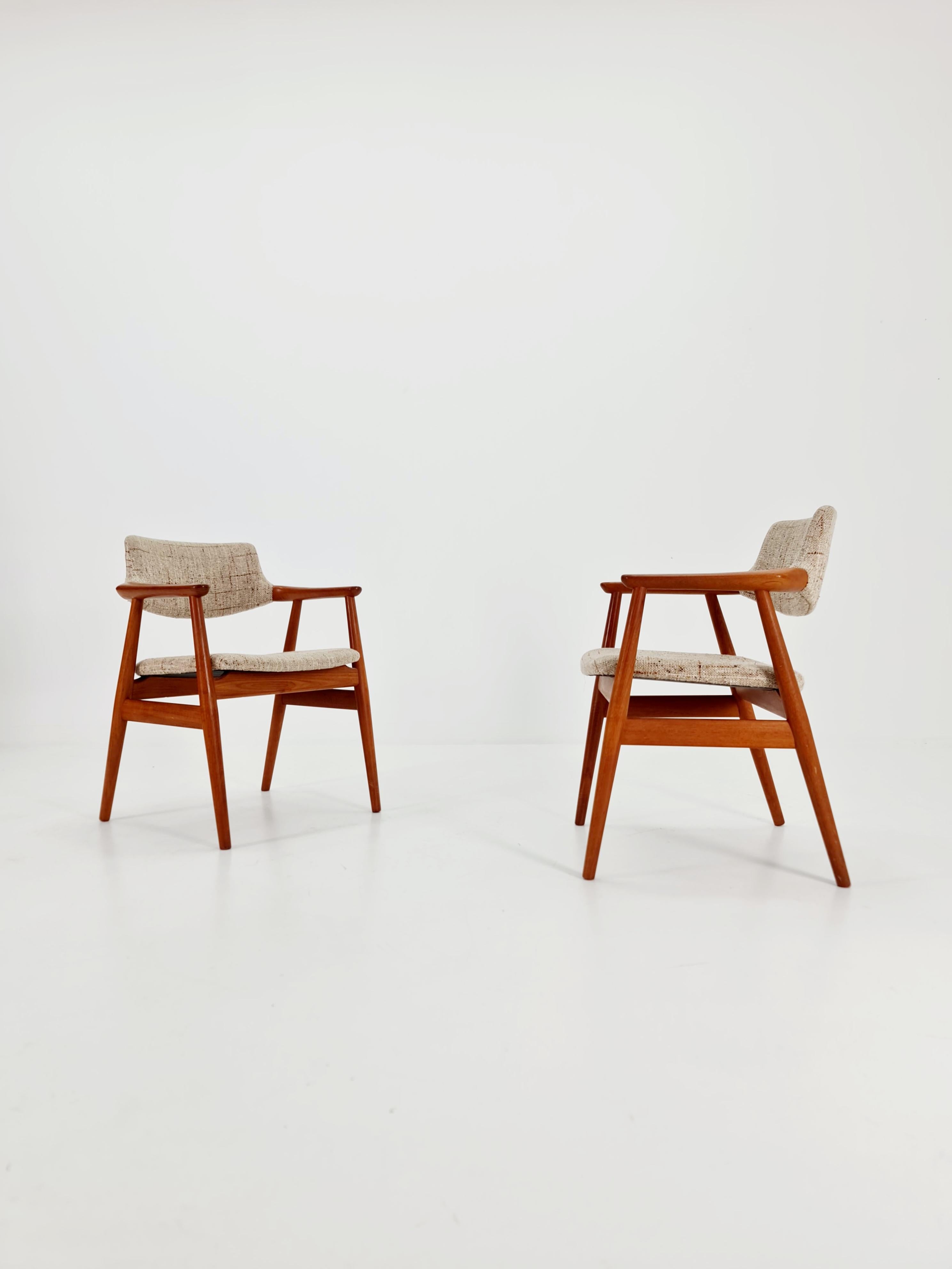 1 de 2 Sillón danés de teca y cuero de mediados de siglo de Svend Age Eriksn para Glostrup  de los años 60

La silla está en muy  buen estado
Medidas:

Altura : 78   cm
Anchura: 62  cm
Profundidad: 48 cm
Altura hasta el asiento: 44 cm