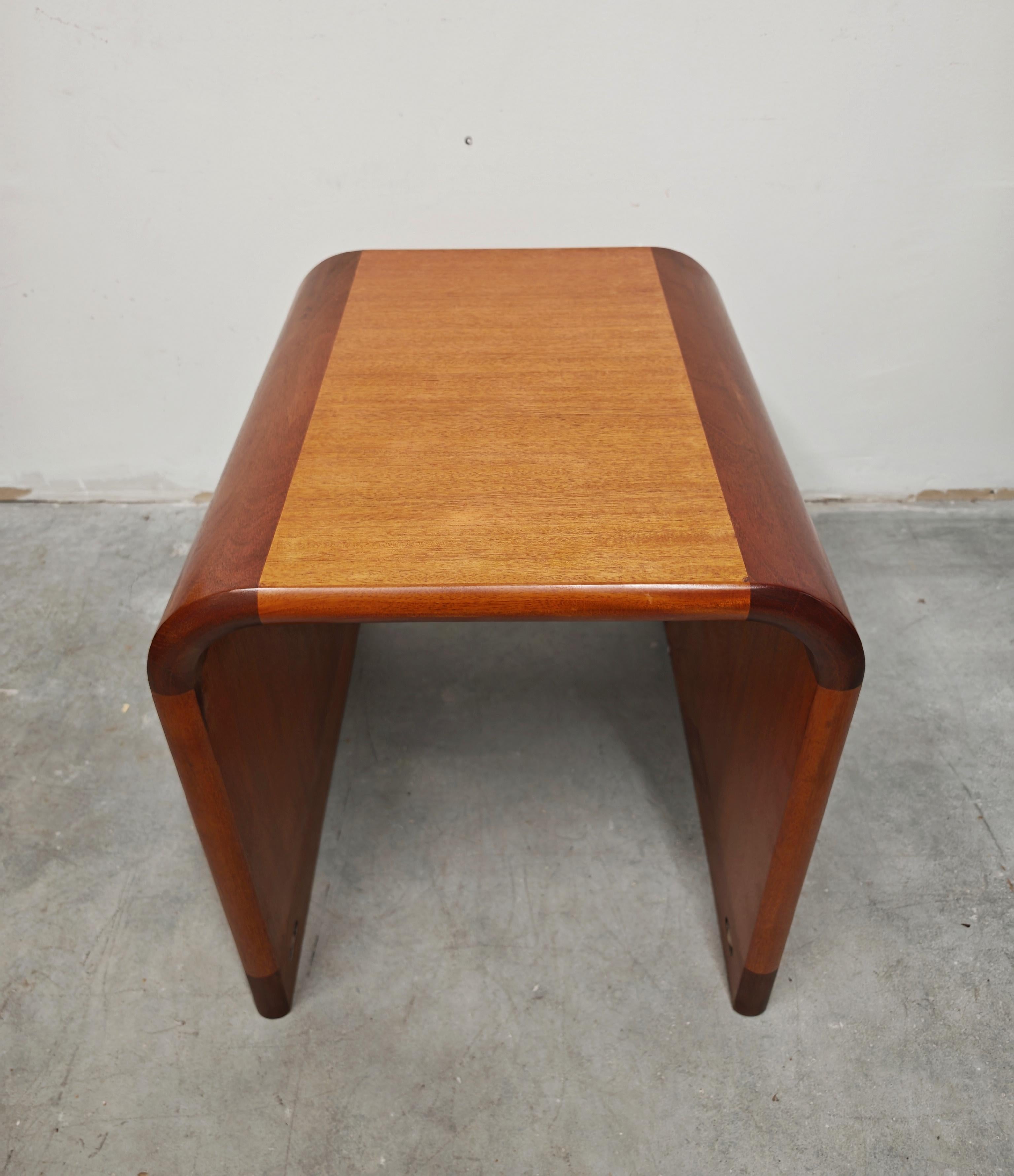 Vous trouverez dans cette liste deux tables d'appoint ou tables de nuit de style moderne du milieu du siècle en acajou. Elles ont été conçues par Rud Thygesen et Johnny Sorensen pour Magnus/One. Les tables ont une forme élégante de cascade et sont