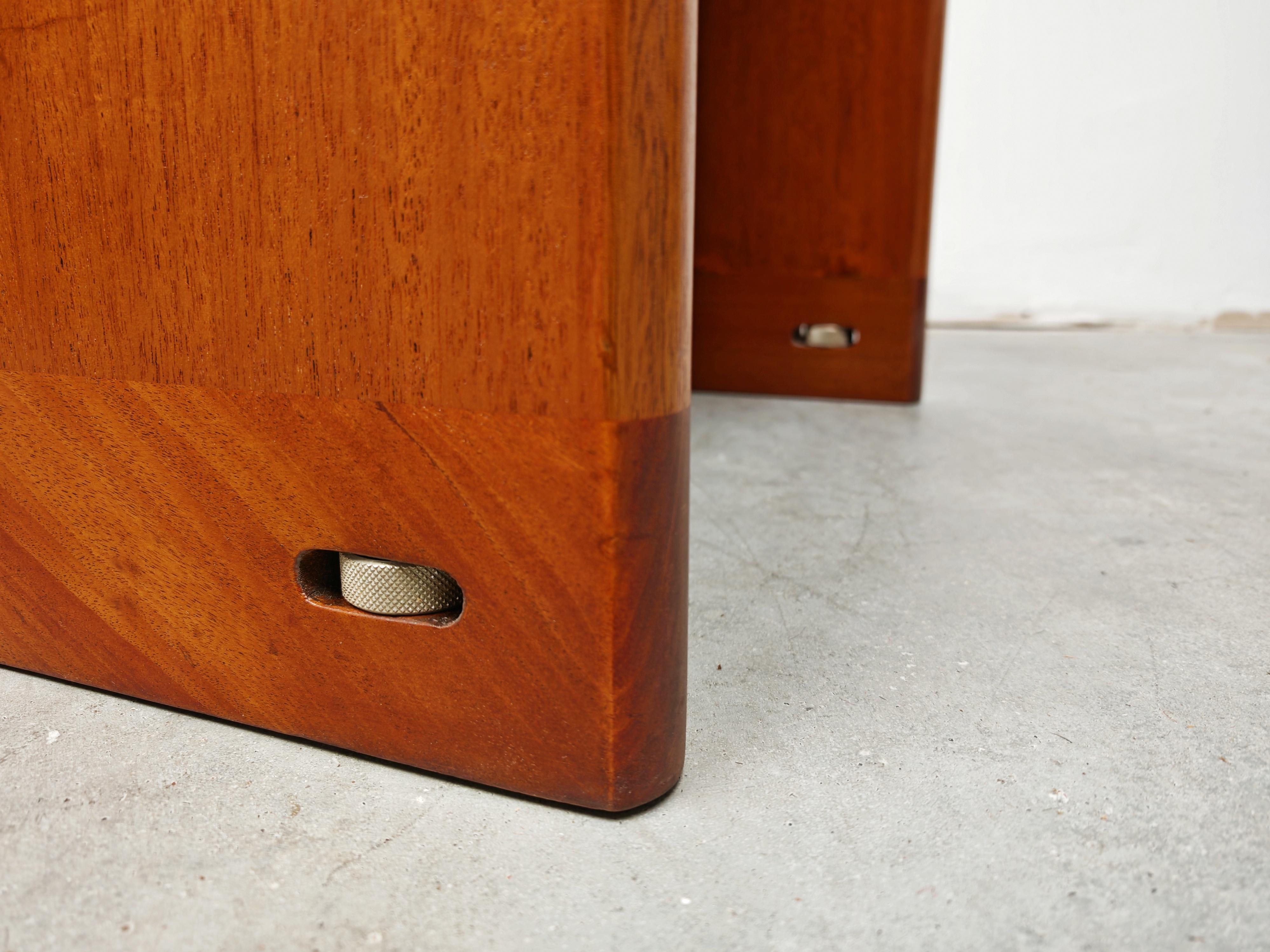 Danois 1 des 2 tables d'appoint ou tables de chevet modernes du milieu du siècle par Magnus Olesen, années 1960 en vente