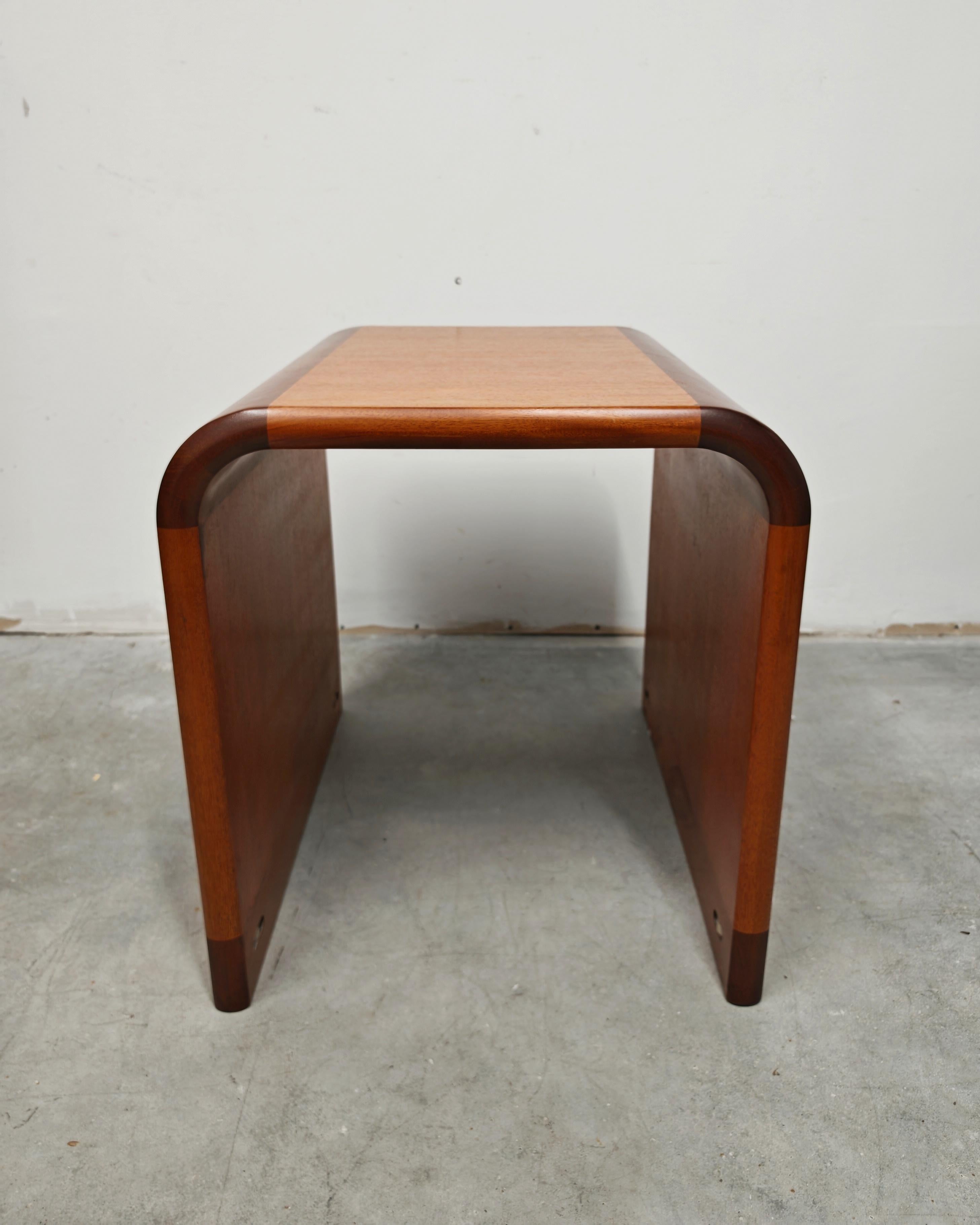 1 des 2 tables d'appoint ou tables de chevet modernes du milieu du siècle par Magnus Olesen, années 1960 Bon état - En vente à Beograd, RS
