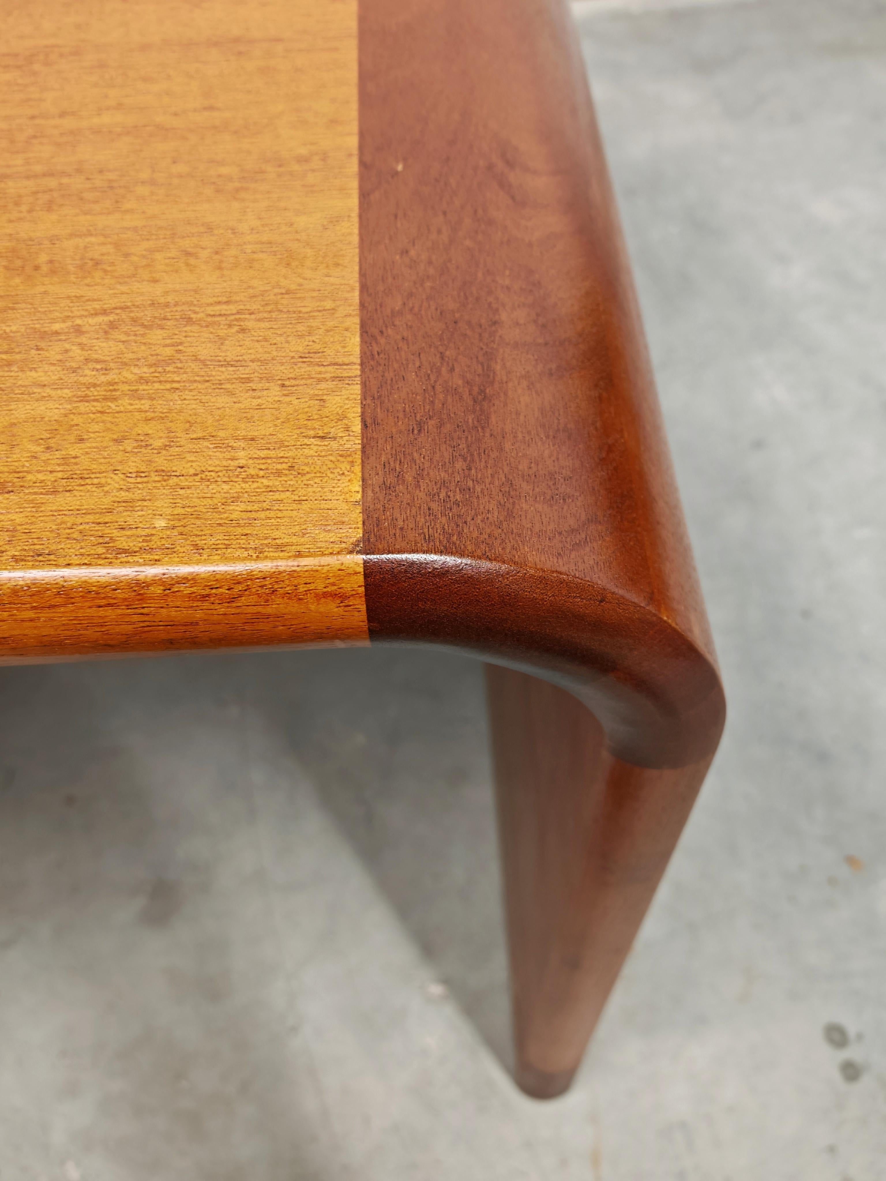 Milieu du XXe siècle 1 des 2 tables d'appoint ou tables de chevet modernes du milieu du siècle par Magnus Olesen, années 1960 en vente