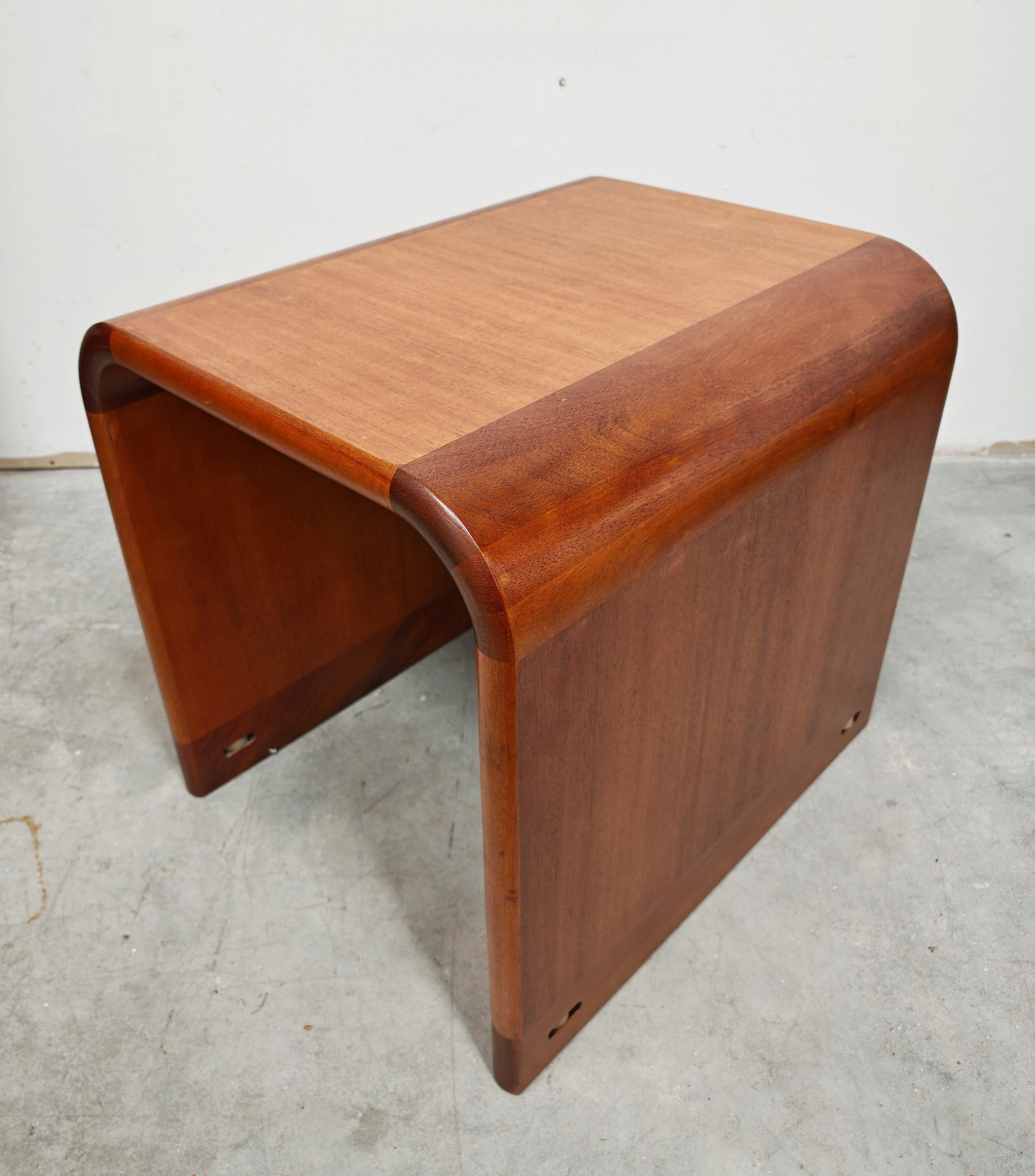 Acajou 1 des 2 tables d'appoint ou tables de chevet modernes du milieu du siècle par Magnus Olesen, années 1960 en vente