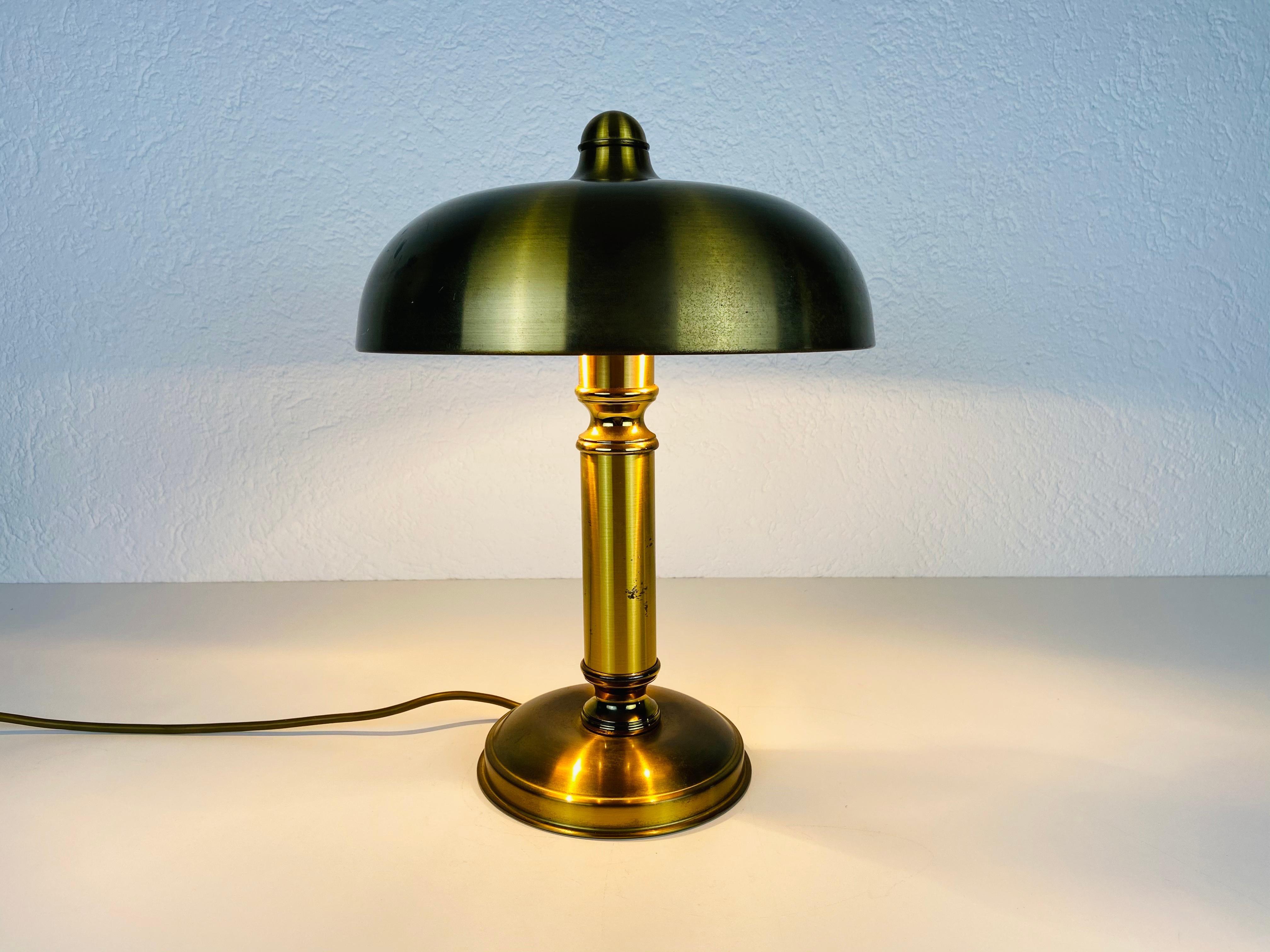 Une des deux lampes de table fabriquées en Allemagne dans les années 1960.

La lampe nécessite une ampoule E27 (US E26). Fonctionne avec les deux 220V/120V. Bon état vintage.

Expédition express gratuite dans le monde entier.