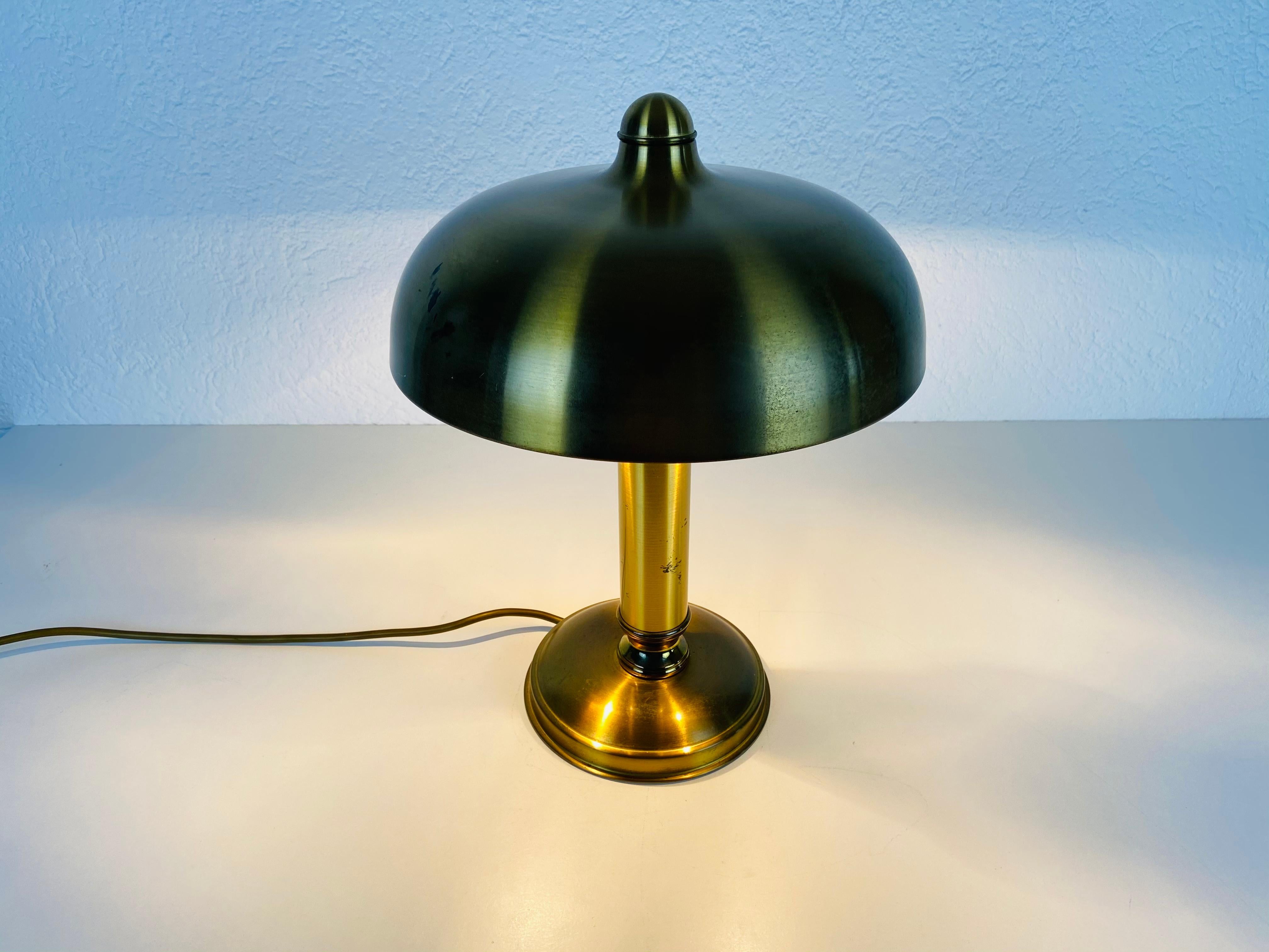 1 des 2 lampes de bureau en laiton complètes du milieu du siècle dernier, années 1960, Allemagne Bon état - En vente à Hagenbach, DE