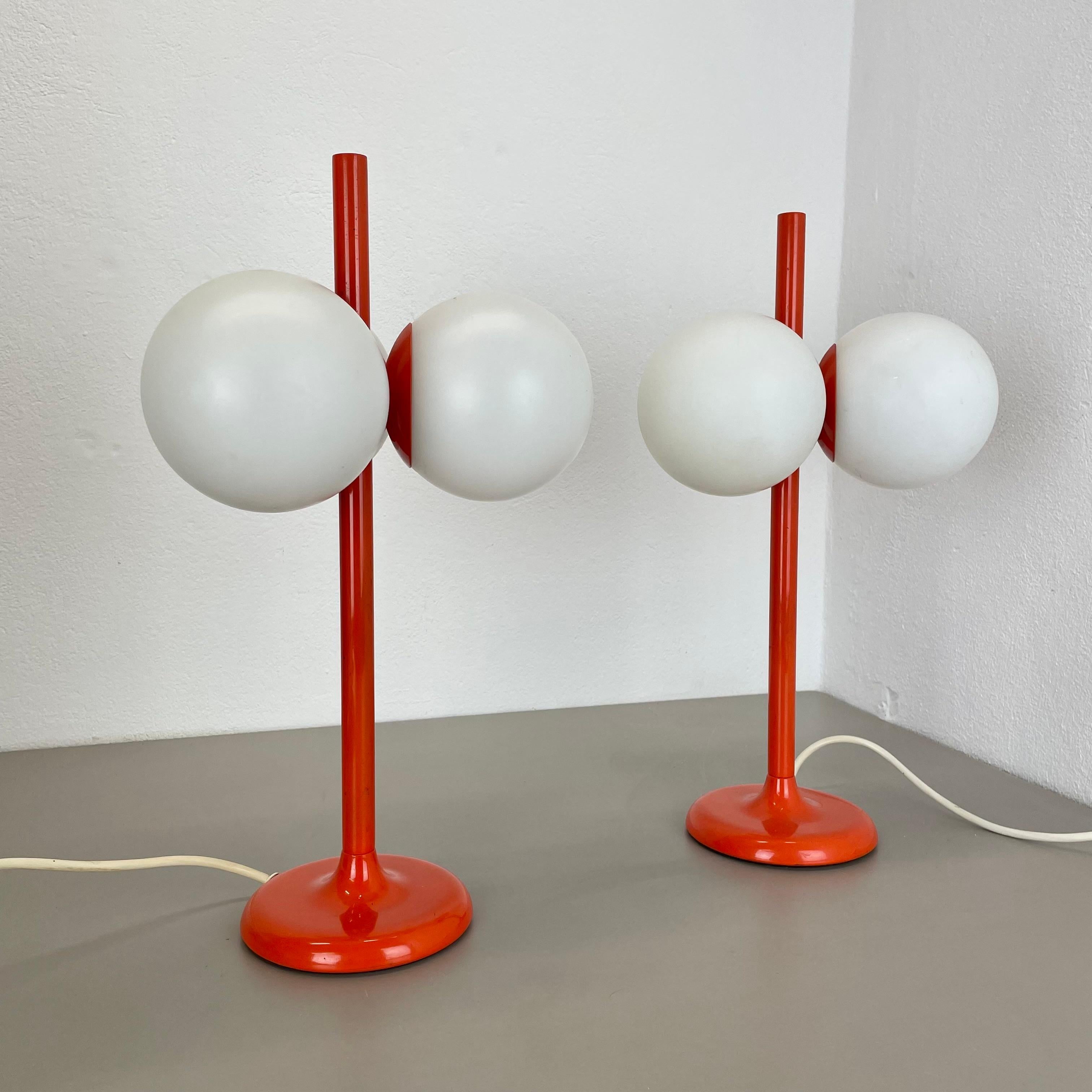 Artículo:

Tabla Light 1 de 2


Productor:

Kaiser Leuchten, Alemania


Origen:

Alemania



La edad:

1970s



Descripción:


Esta lámpara de mesa vintage de la era espacial fue fabricada por Kaiser Leuchten en la década de 1970 en Alemania. La luz