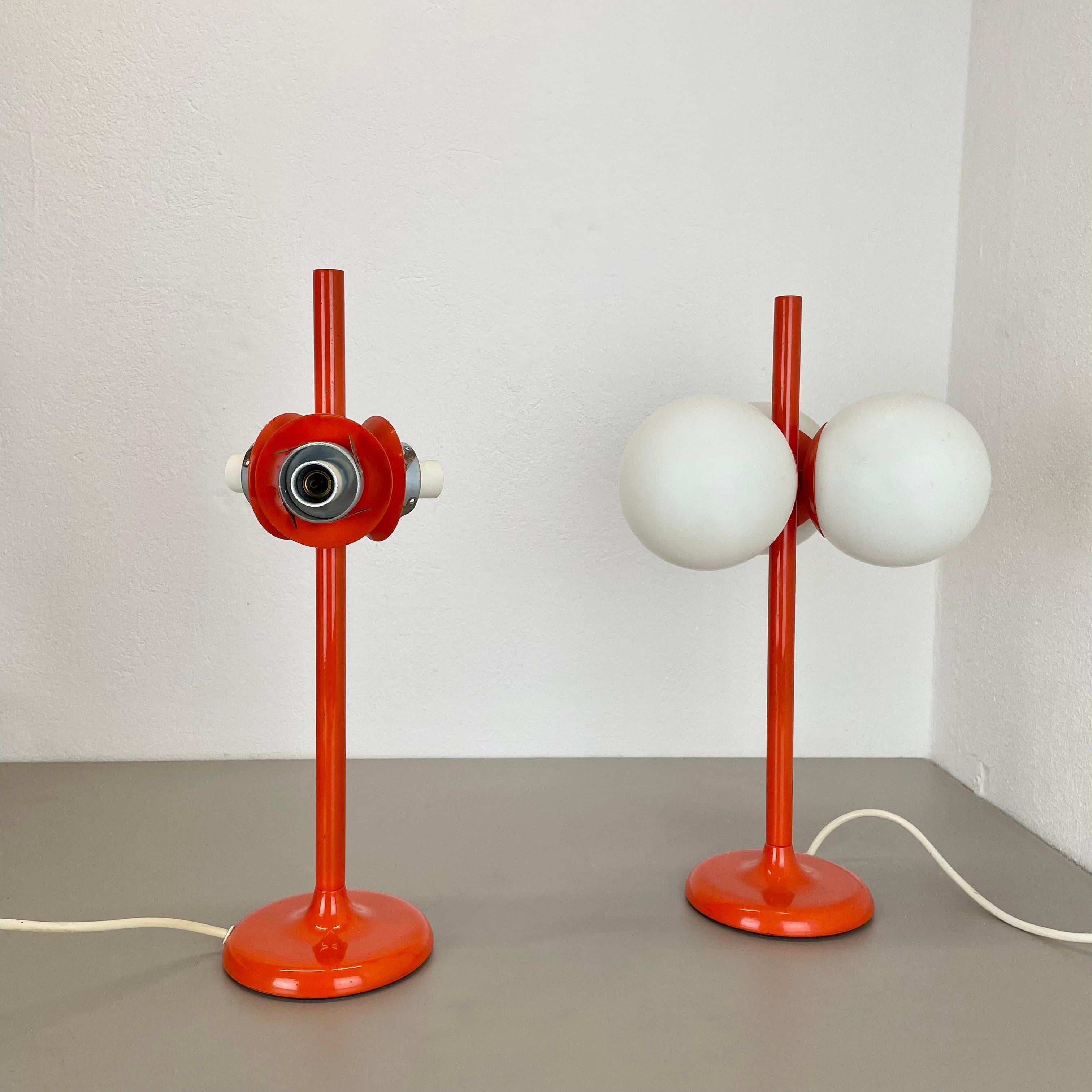 1 de 2 Lámpara de mesa Sputnik naranja modernista Kaiser Leuchten, años 70 Alemania Moderno de mediados de siglo en venta