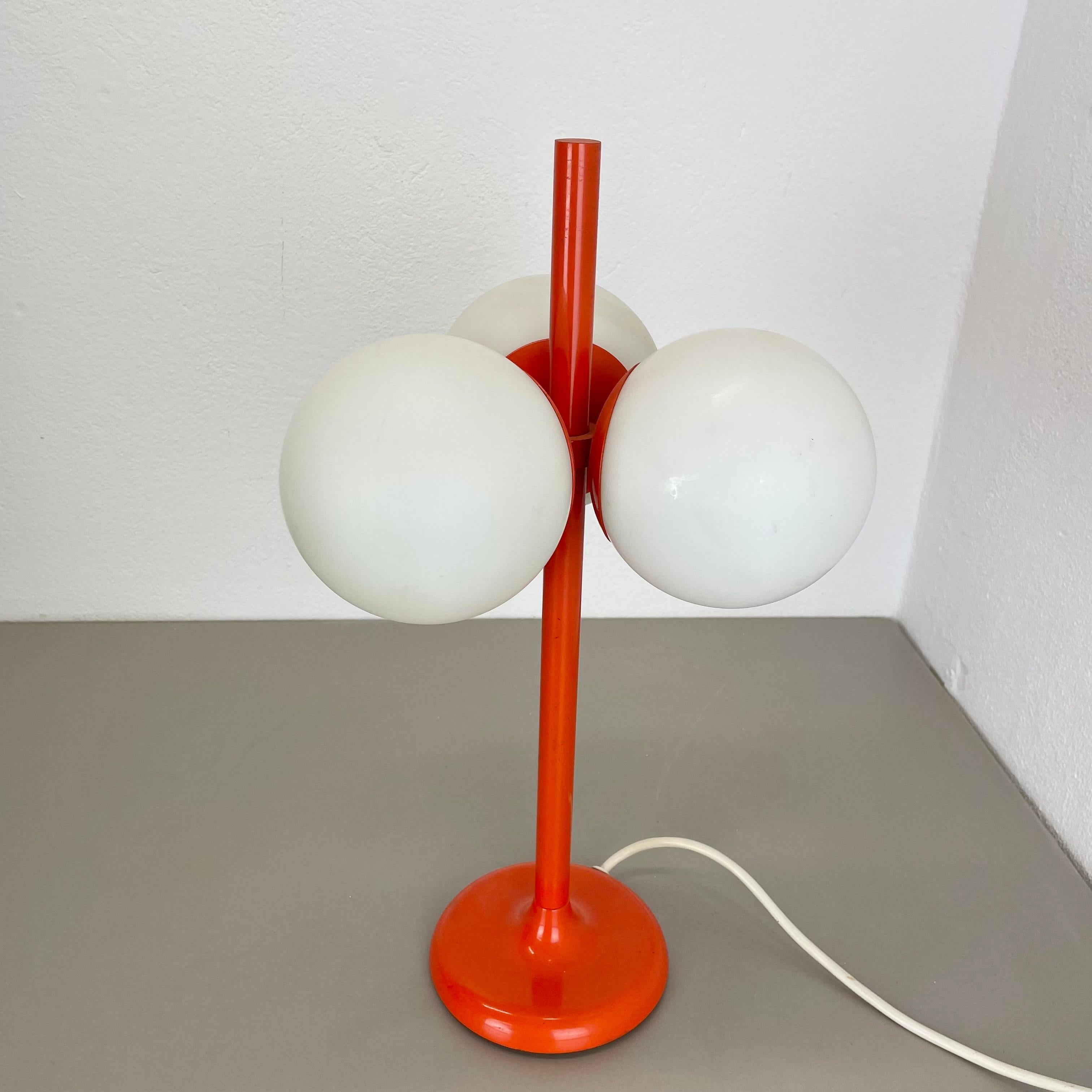 1 de 2 Lámpara de mesa Sputnik naranja modernista Kaiser Leuchten, años 70 Alemania en Bueno estado para la venta en Kirchlengern, DE