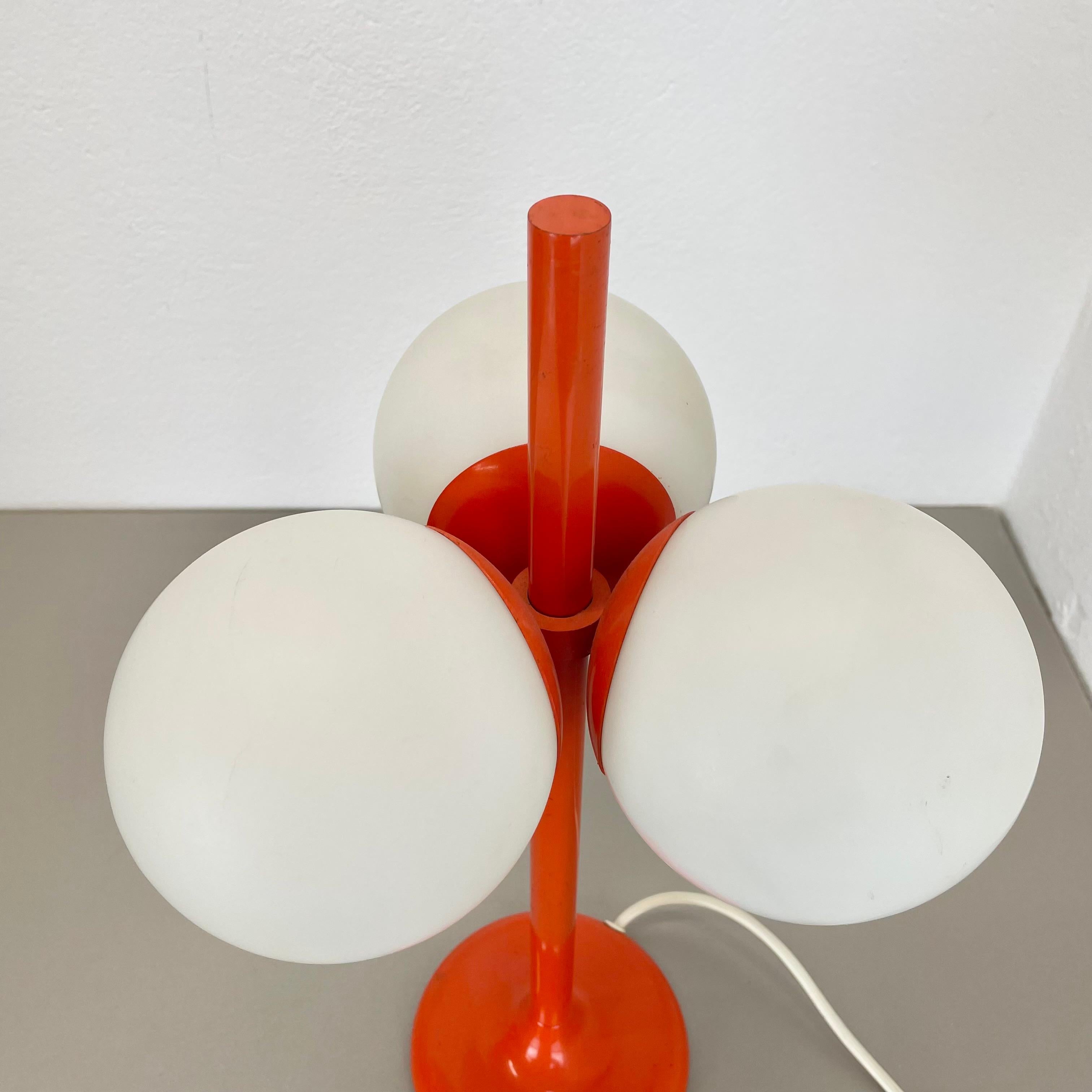 1 de 2 Lámpara de mesa Sputnik naranja modernista Kaiser Leuchten, años 70 Alemania siglo XX en venta