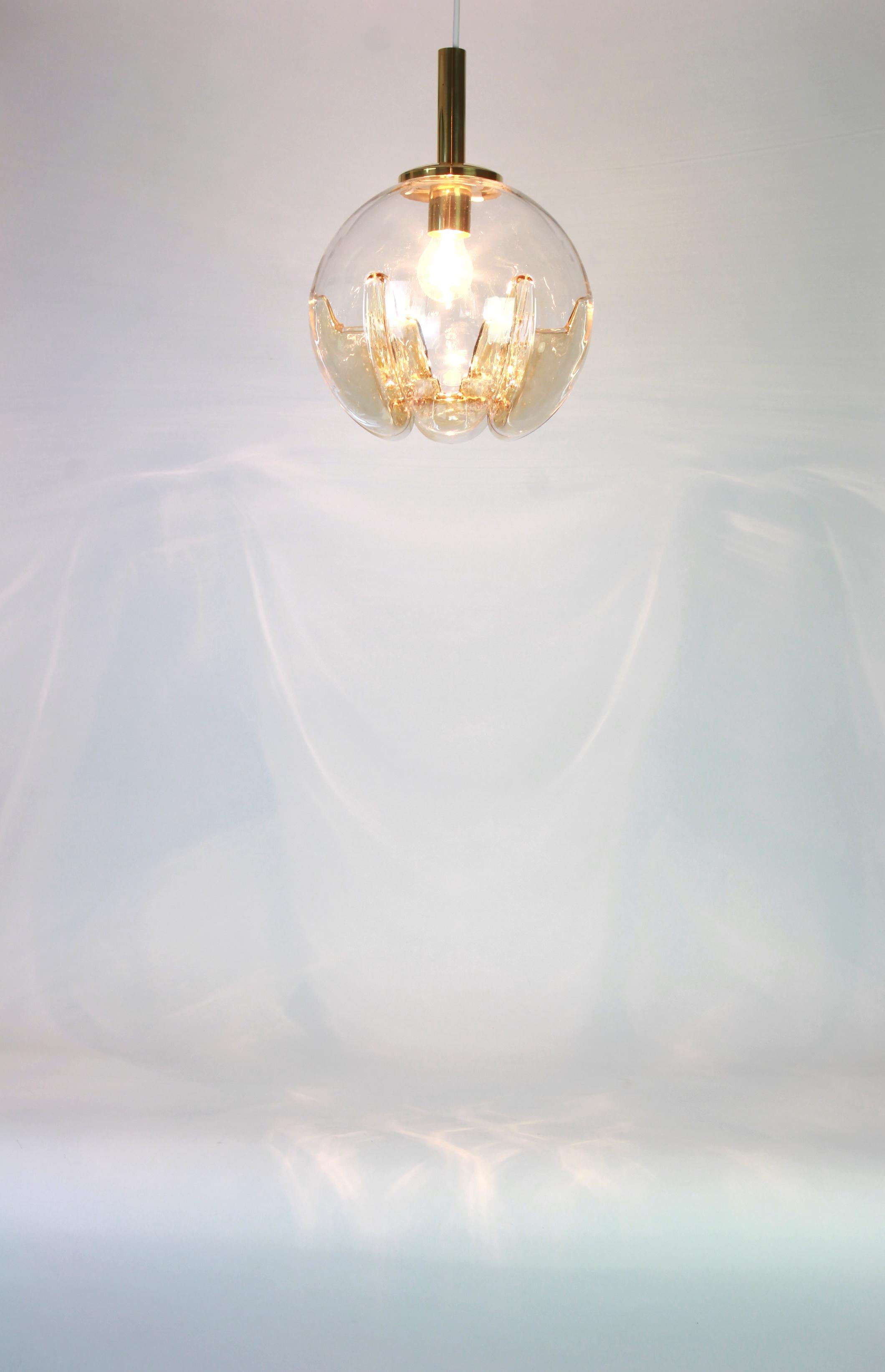Doria ceiling light with large volcanic Murano glass ball.
High quality of materials - gives a wonderful light effect when it is on.

Heavy quality and in very good condition. Cleaned, well-wired and ready to use. The fixture requires one E27