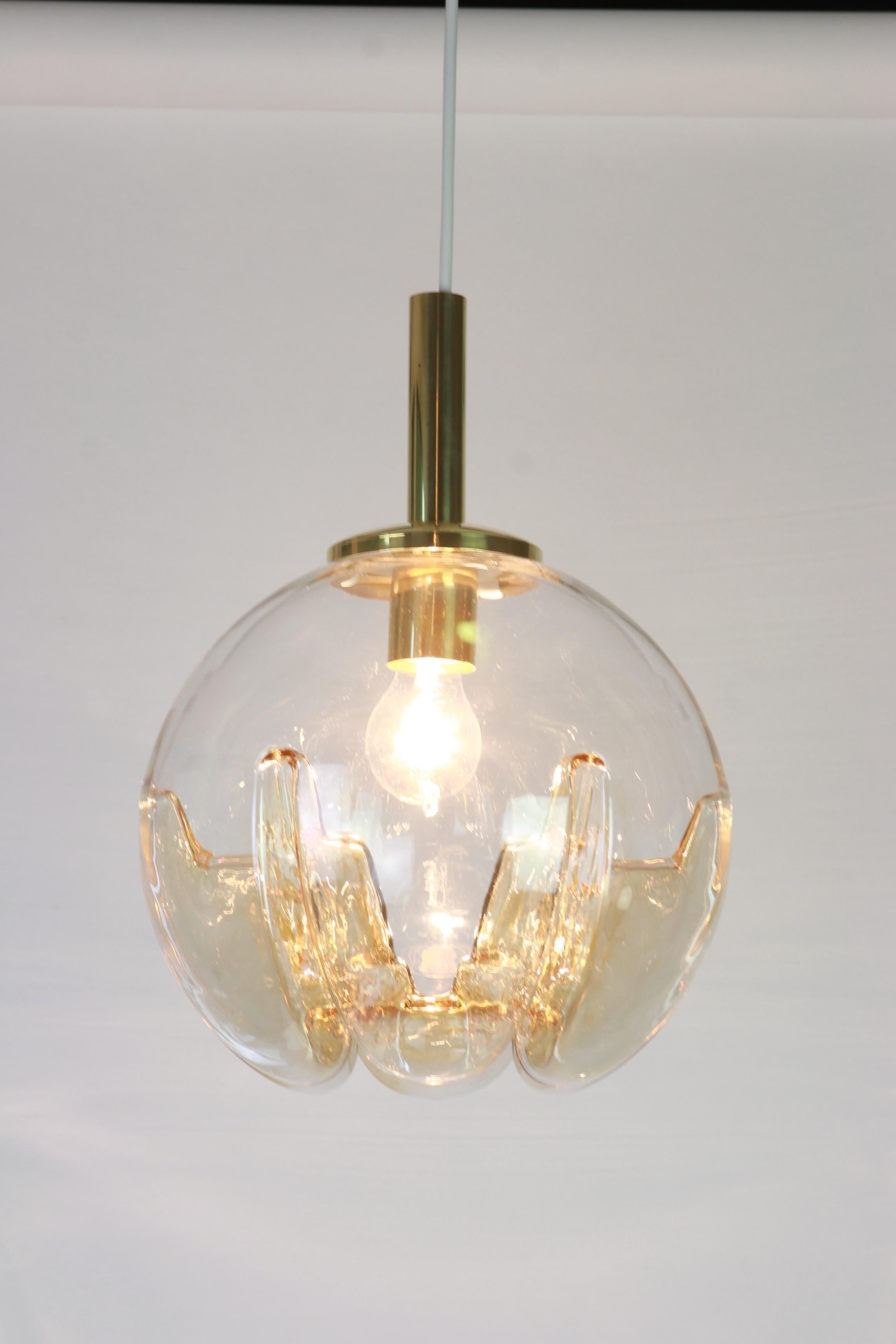 Mid-Century moderno 1 di 2 Lampade a sospensione a sfera di Murano di Doria, Germania, anni '70 in vendita